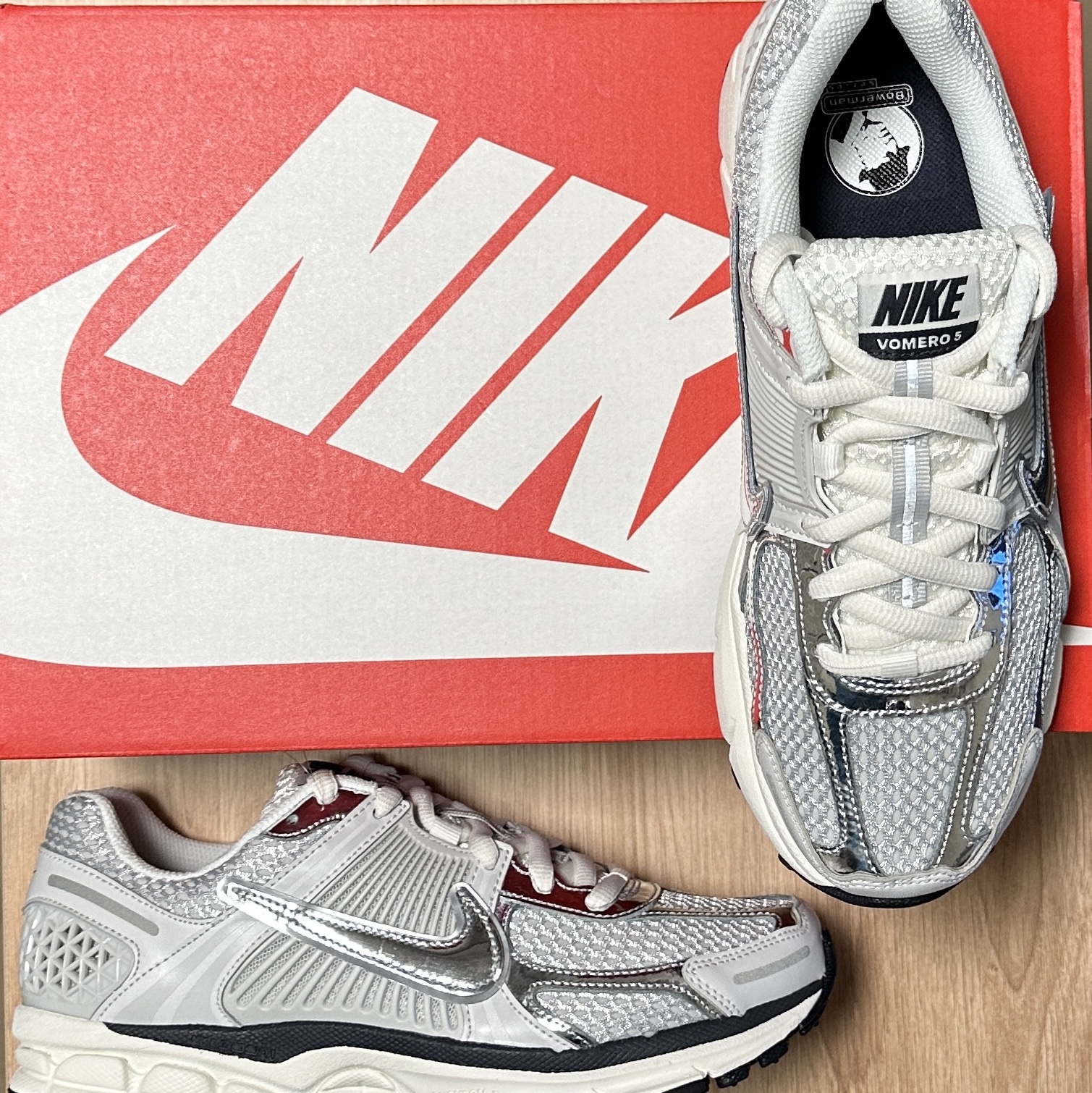 (W) Nike Zoom Vomero 5 Photon Dust and Metallic Silver 착용 스타일