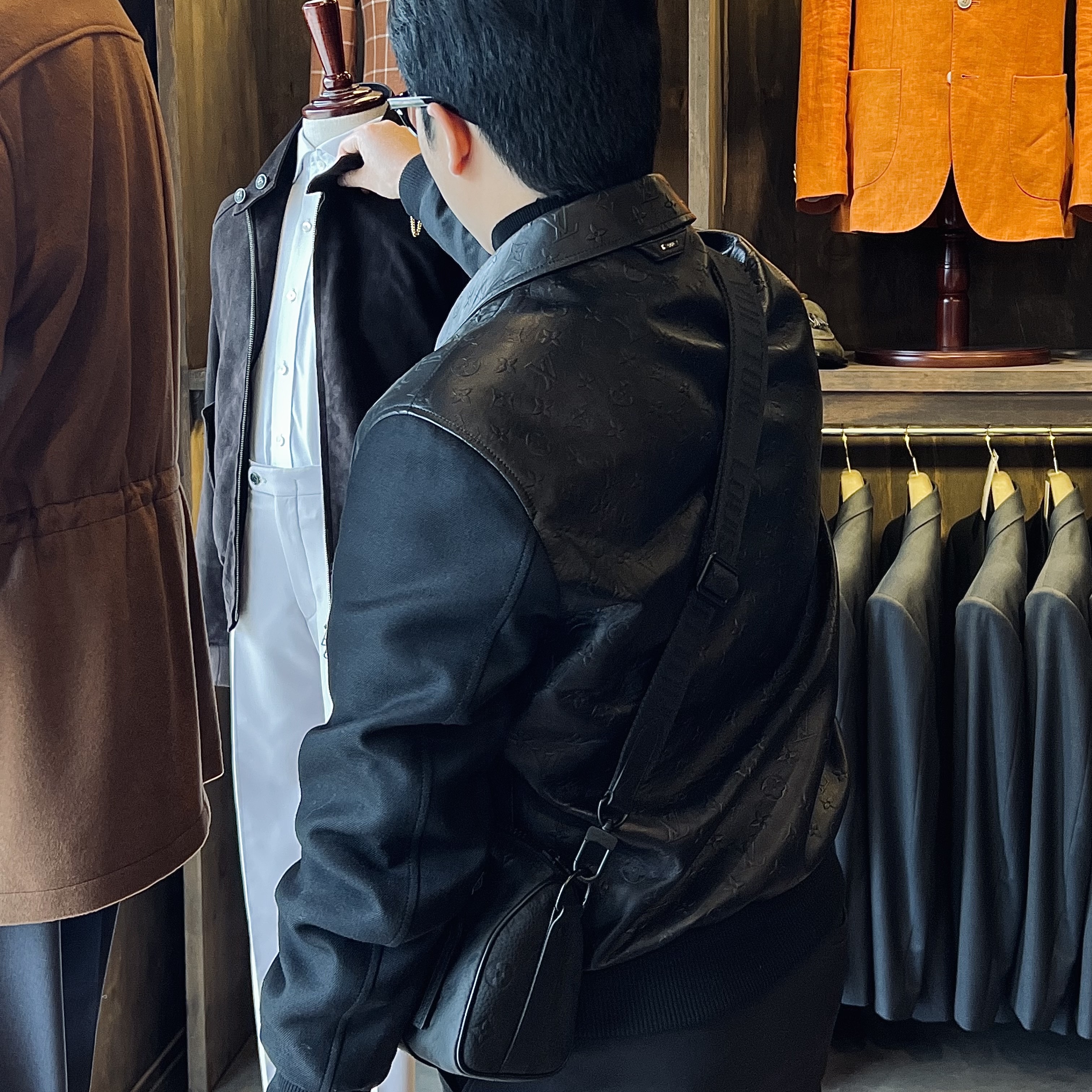 (W) Louis Vuitton Monogram Cloud Transitional Jacket Black, Louis Vuitton Keepall Bandouliere 25 Taurillon Monogram Black 착용 스타일