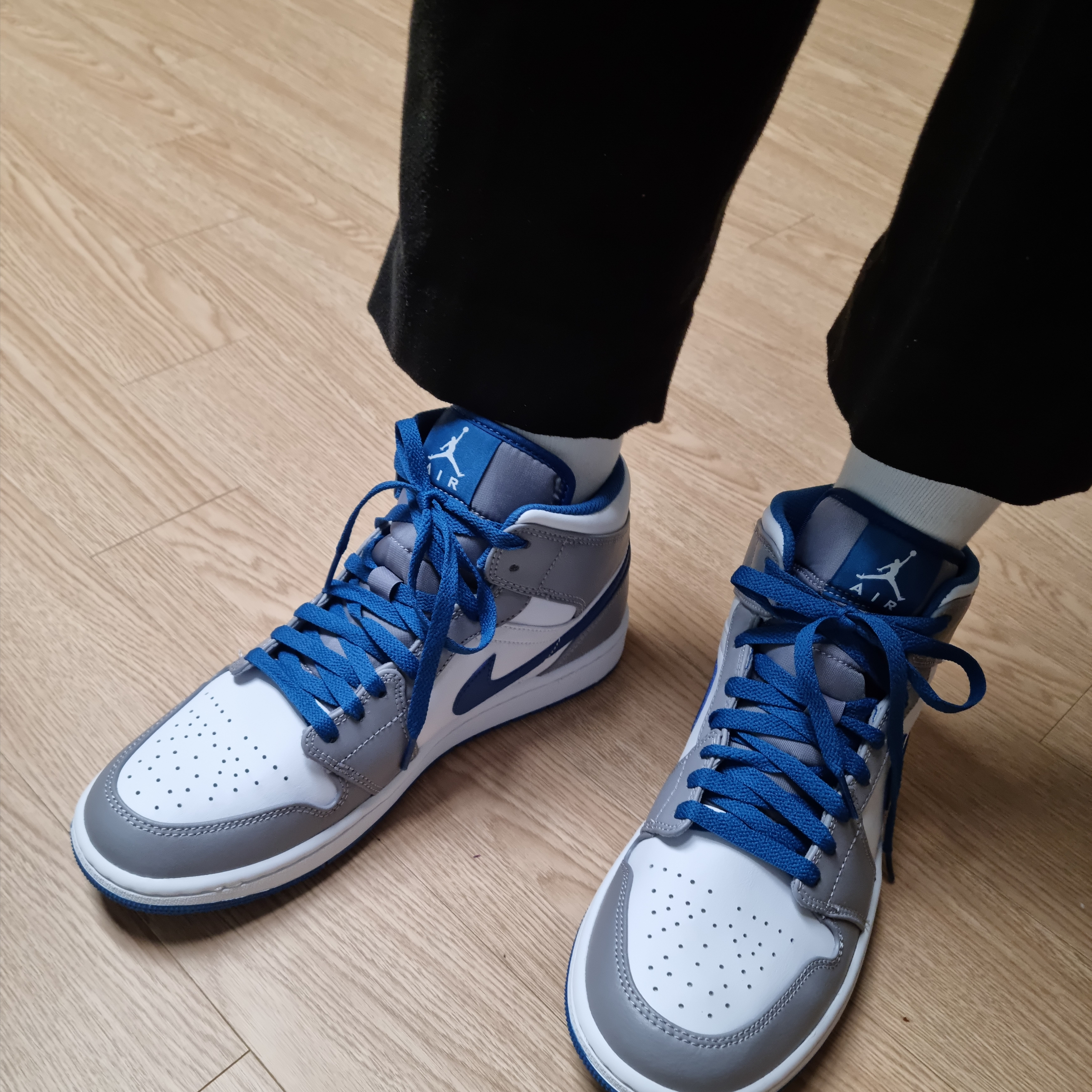 Jordan 1 Mid Cement Grey True Blue 착용 스타일 - 1