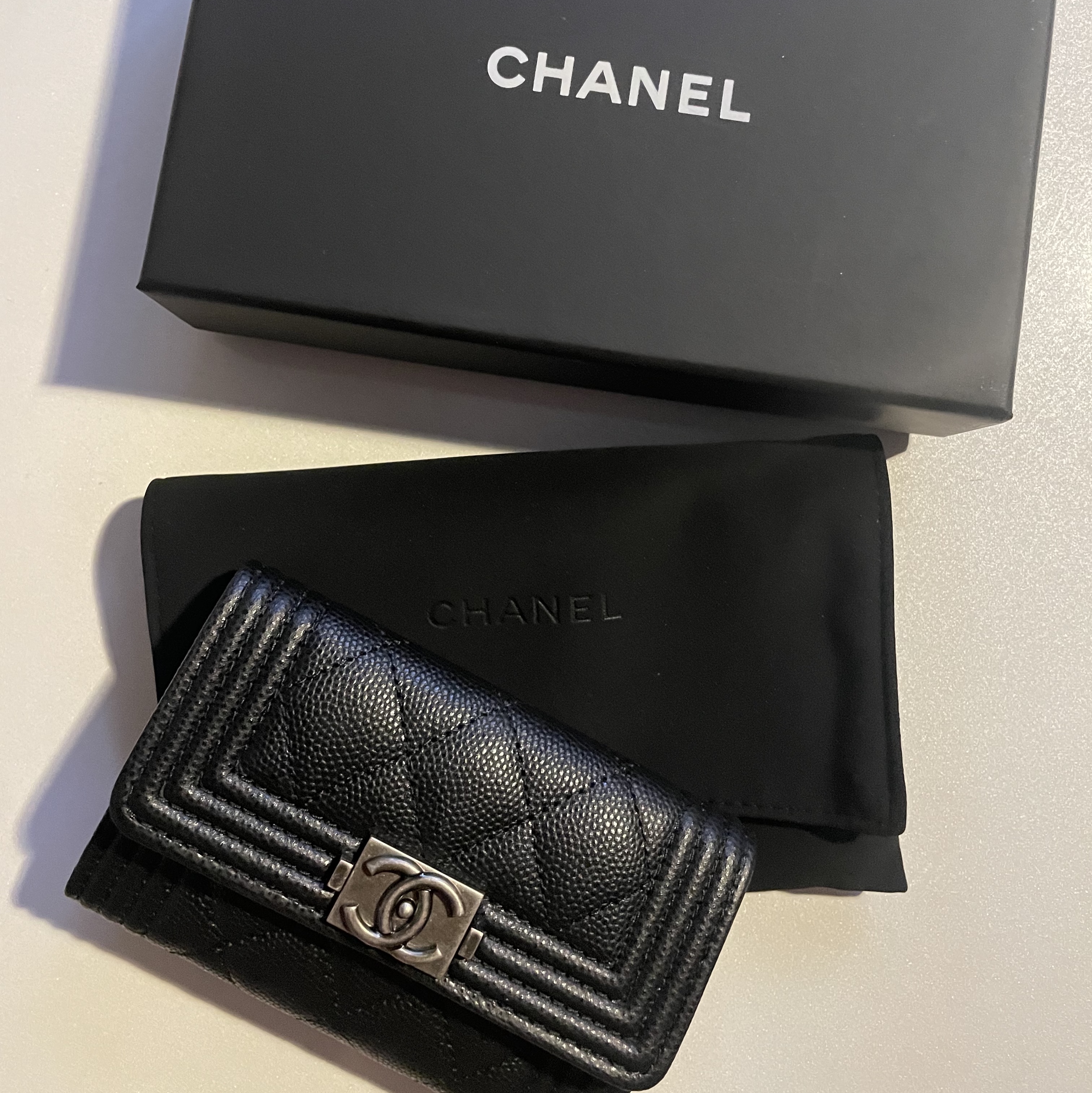 Chanel Boy Chanel Flap Card Holder Grained Calfskin & Ruthenium Black 착용 스타일 - 1