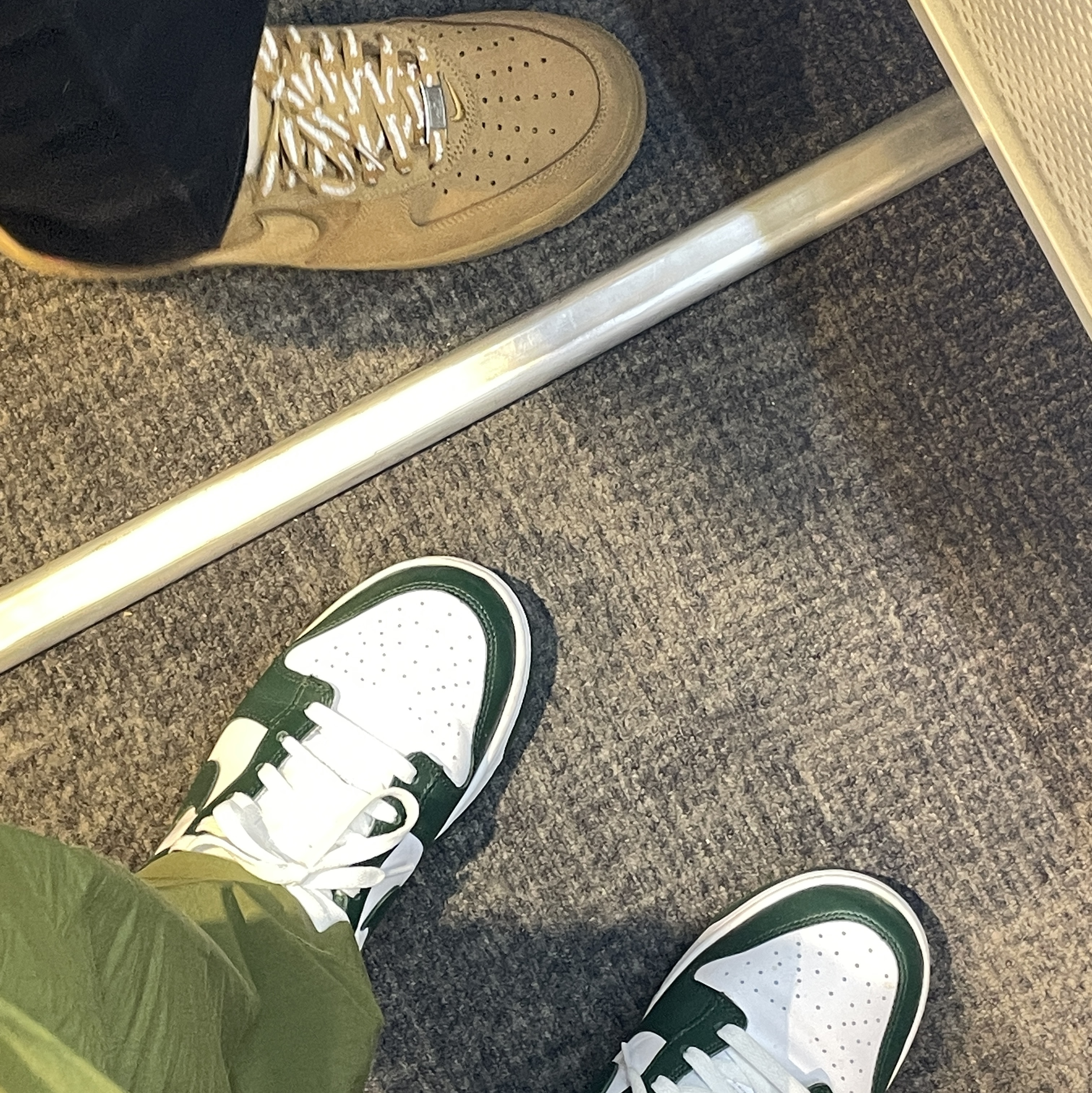 Nike x Supreme Air Force 1 Low Flax, Nike Dunk Low Retro Varsity Green 착용 스타일