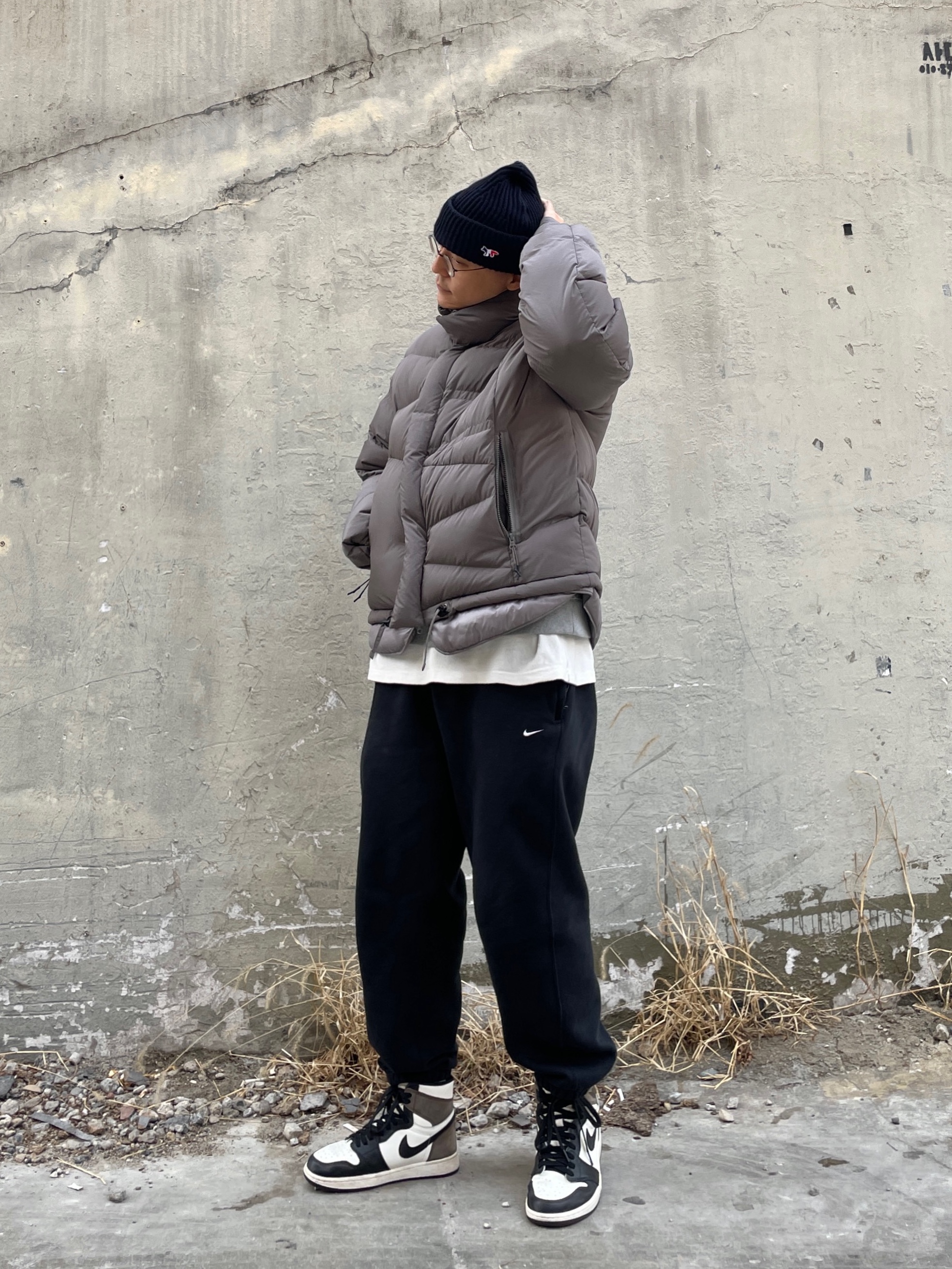 Jordan 1 Retro High OG Black Mocha, Nike NRG Solo Swoosh Woven Track Pants Black White - Asia 착용 스타일 - 2