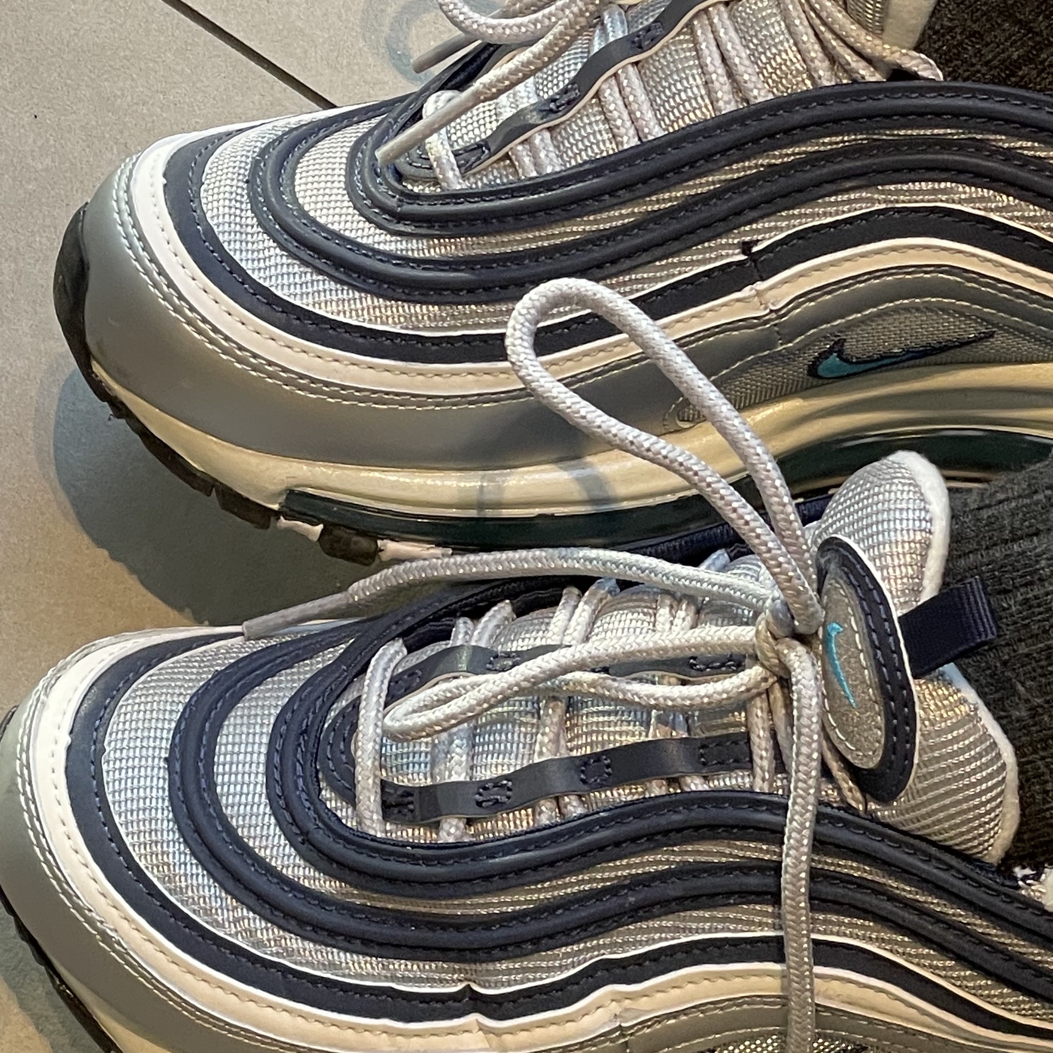 Nike Air Max 97 OG Metallic Silver and Chlorine Blue 착용 스타일