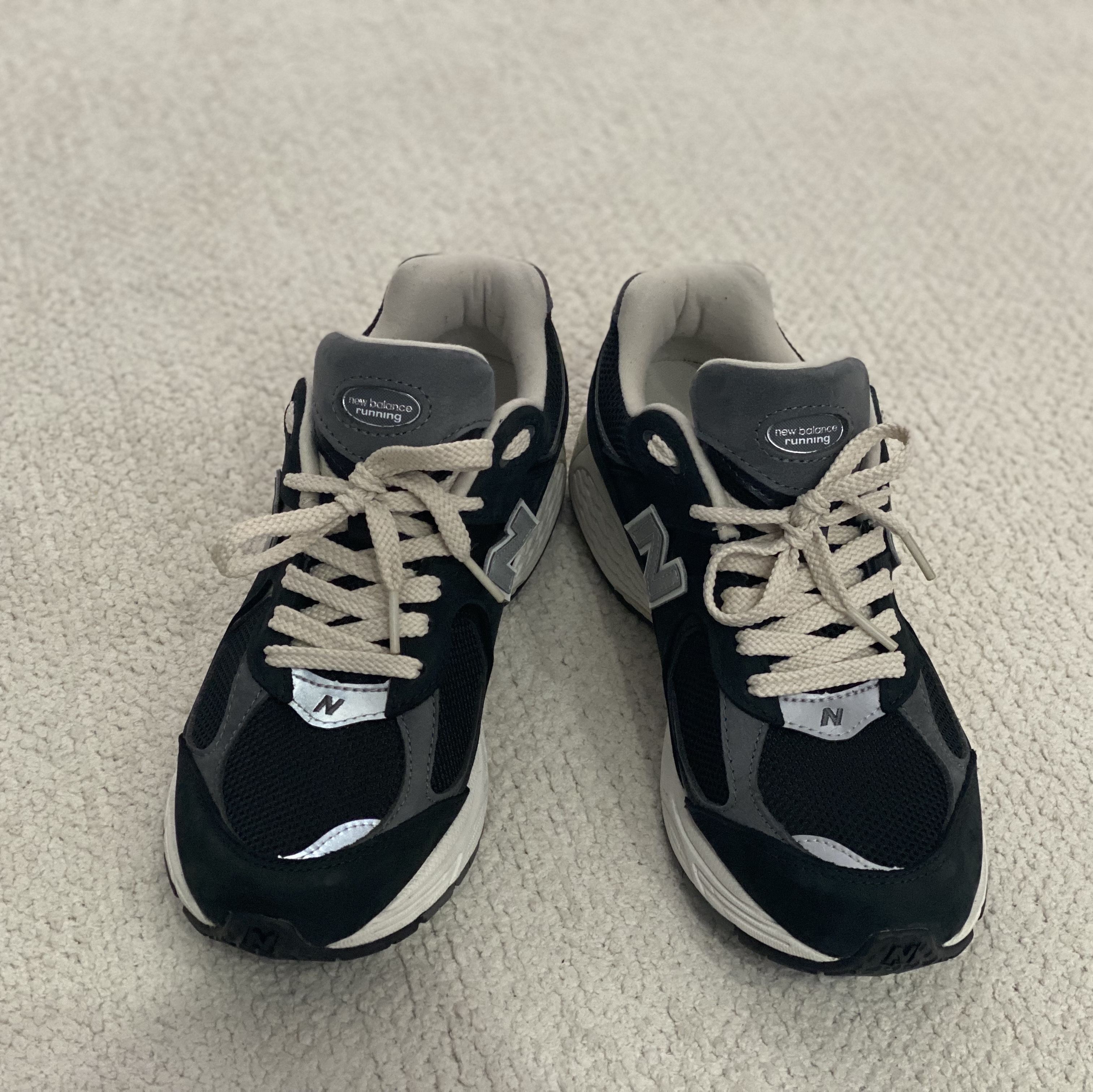 New Balance 2002R Premium Vintage Black 착용 스타일 - 4
