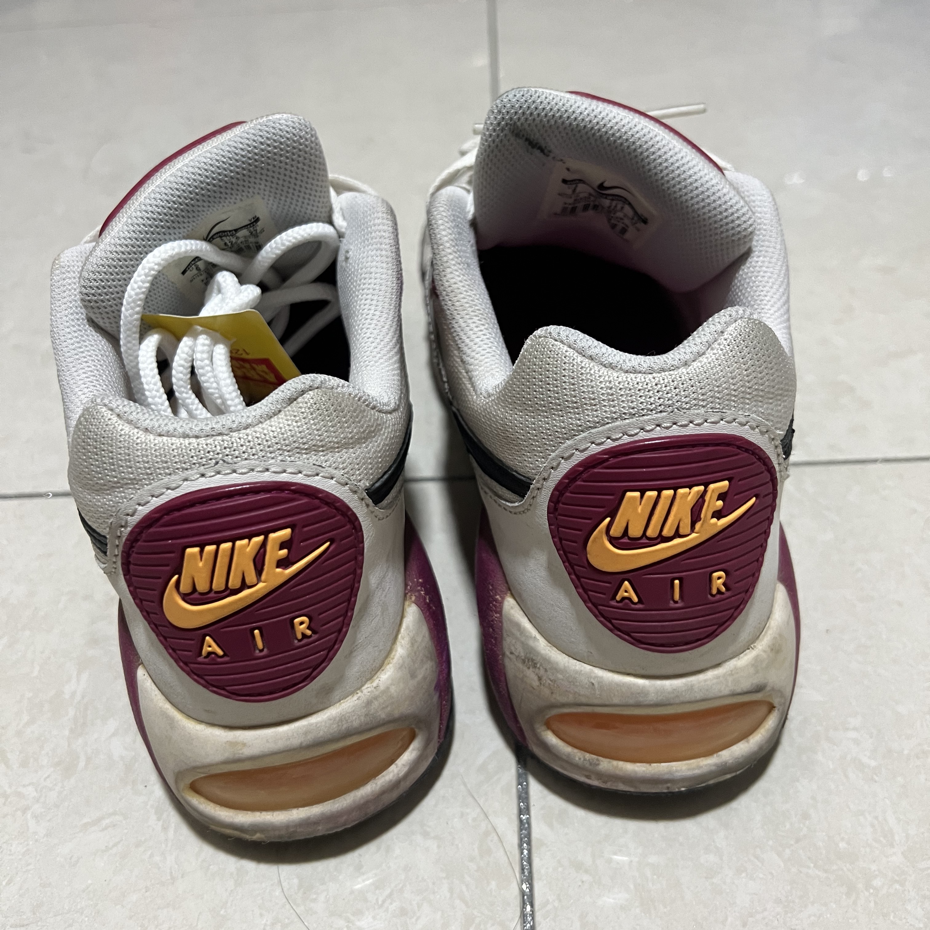 Nike Air Max Ivo White Black 착용 스타일 - 3