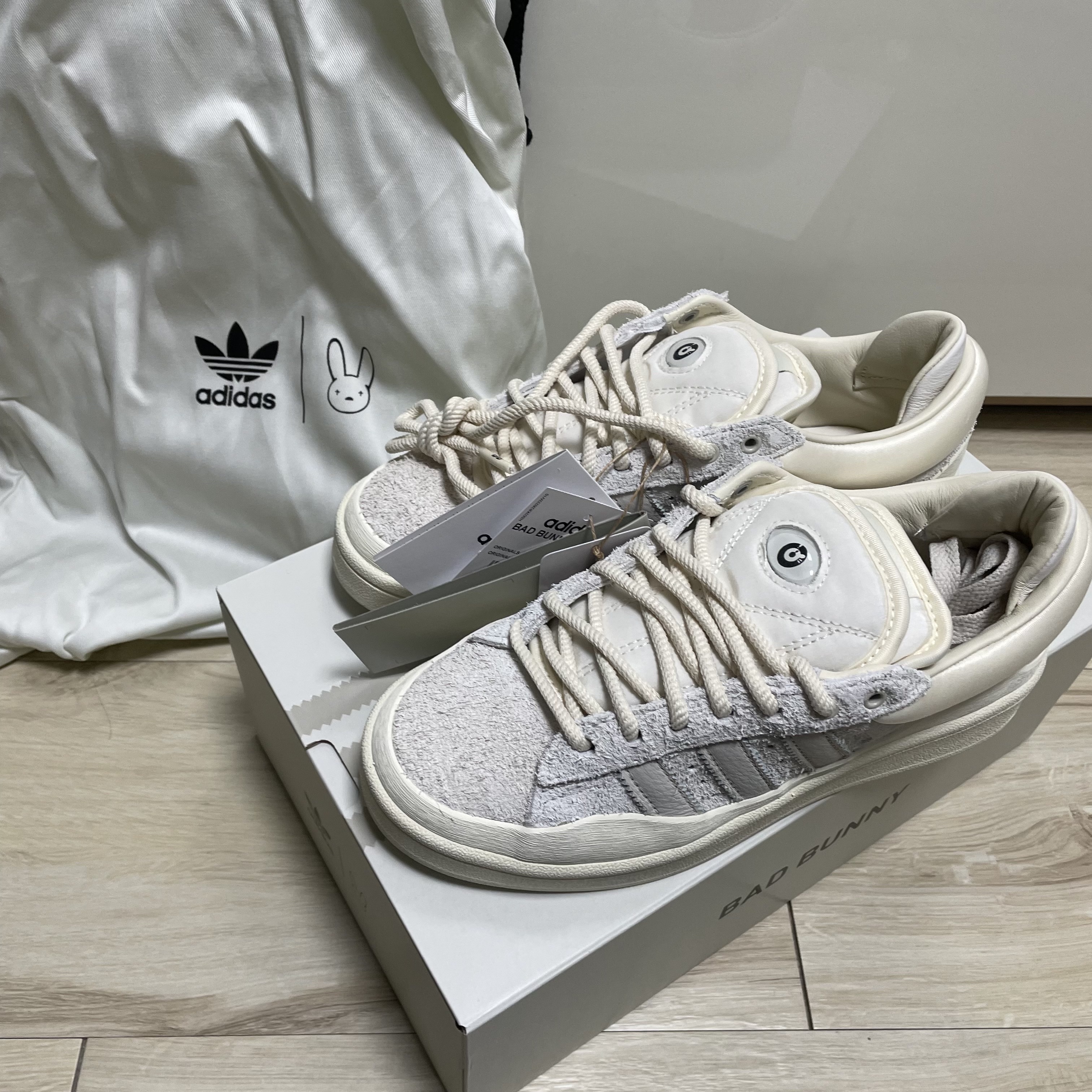 Adidas x Bad Bunny Campus Light Cloud White 착용 스타일 - 2