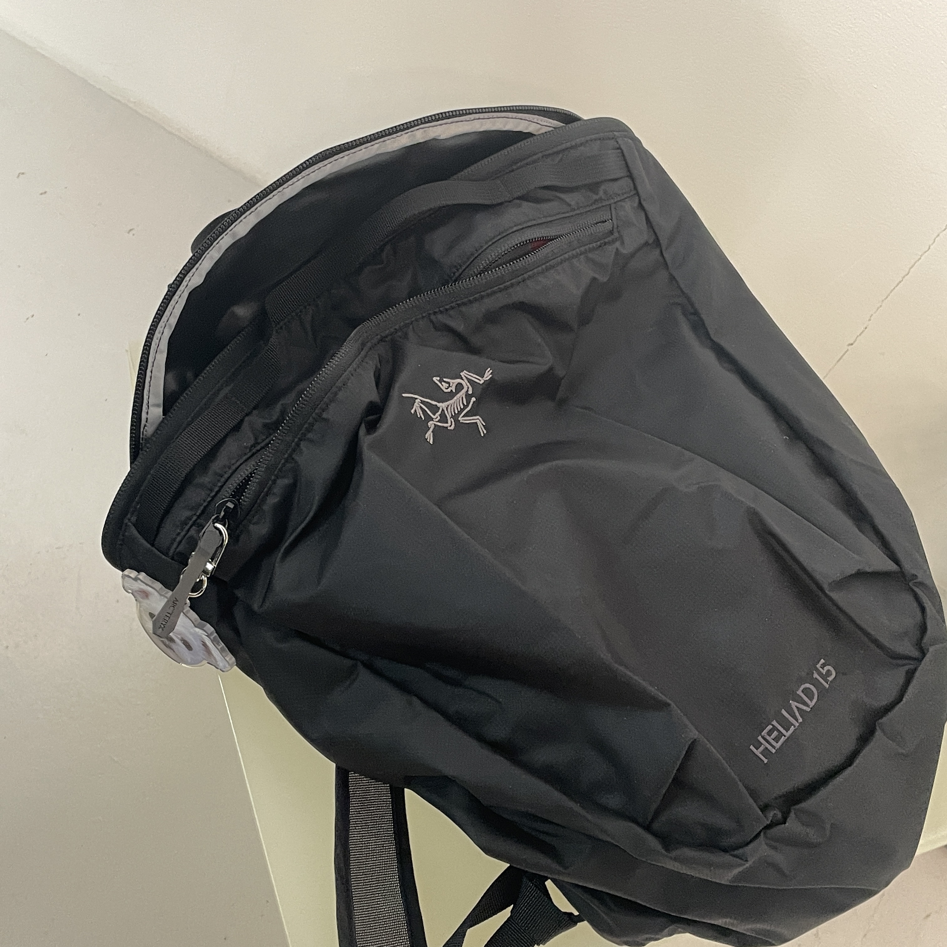 Arc'teryx Heliad 15 Backpack Black 착용 스타일 - 2