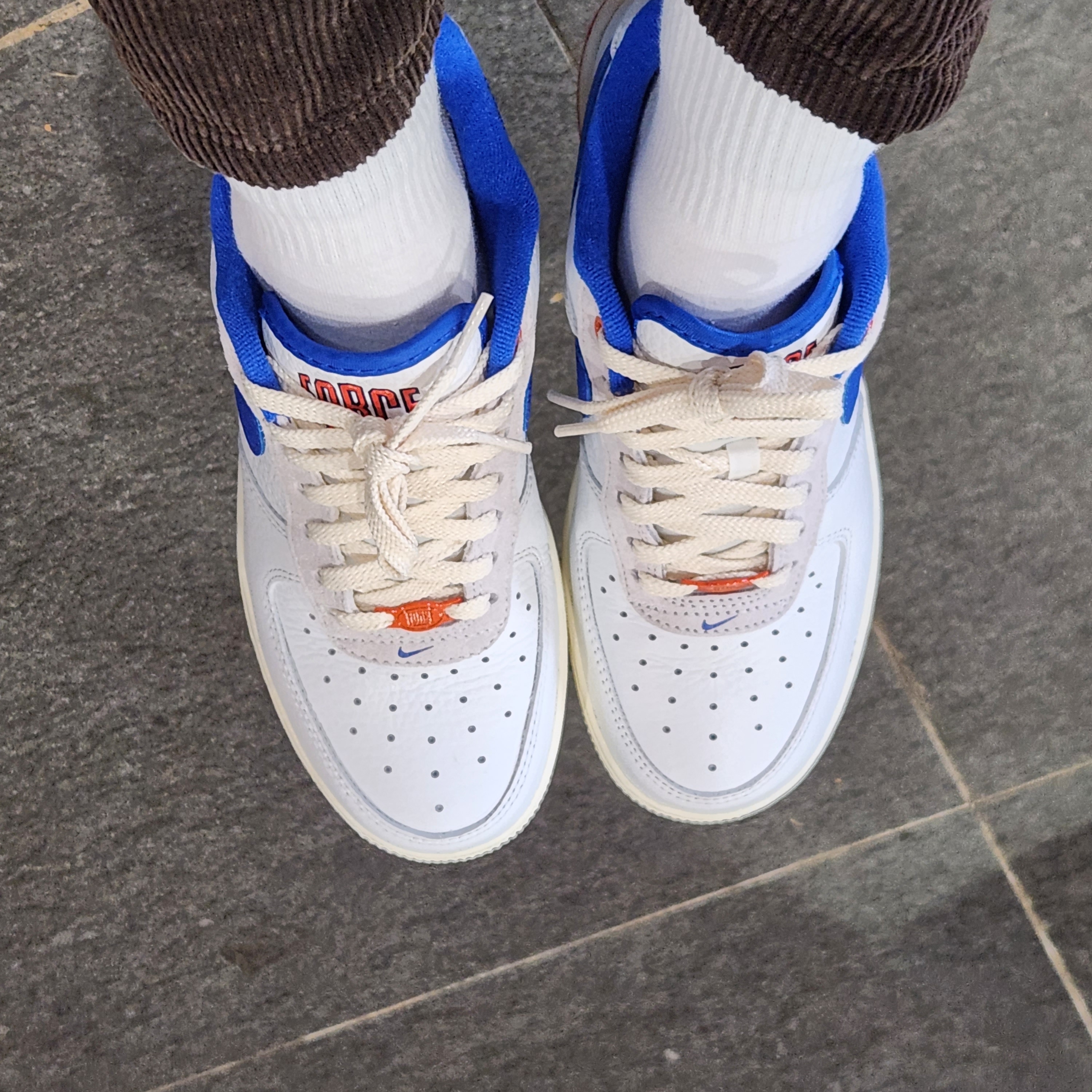 (W) Nike Air Force 1 '07 LX University Blue and Summit White 착용 스타일 - 4