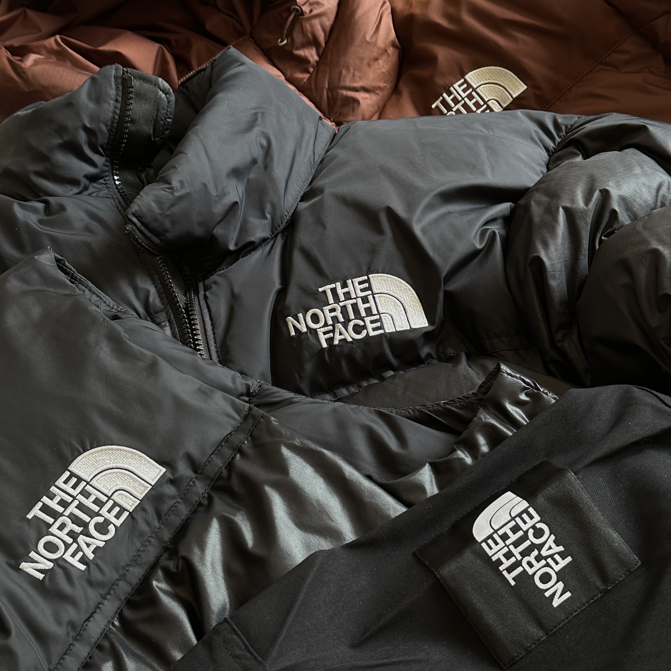 The North Face Himalayan Down Parka Dark Oak, The North Face 1996 Eco Nuptse Jacket Black 착용 스타일