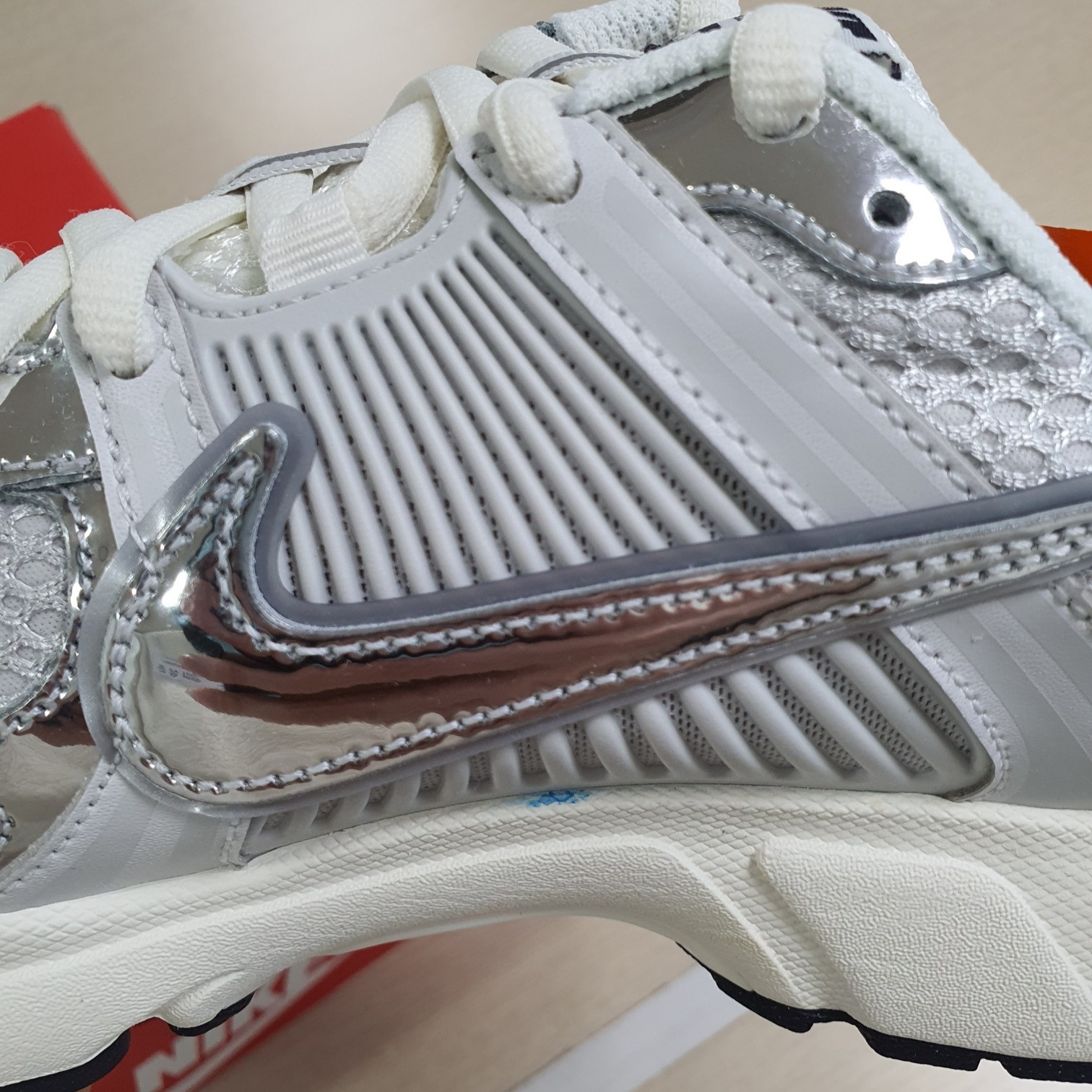 (W) Nike Zoom Vomero 5 Photon Dust and Metallic Silver 착용 스타일 - 2