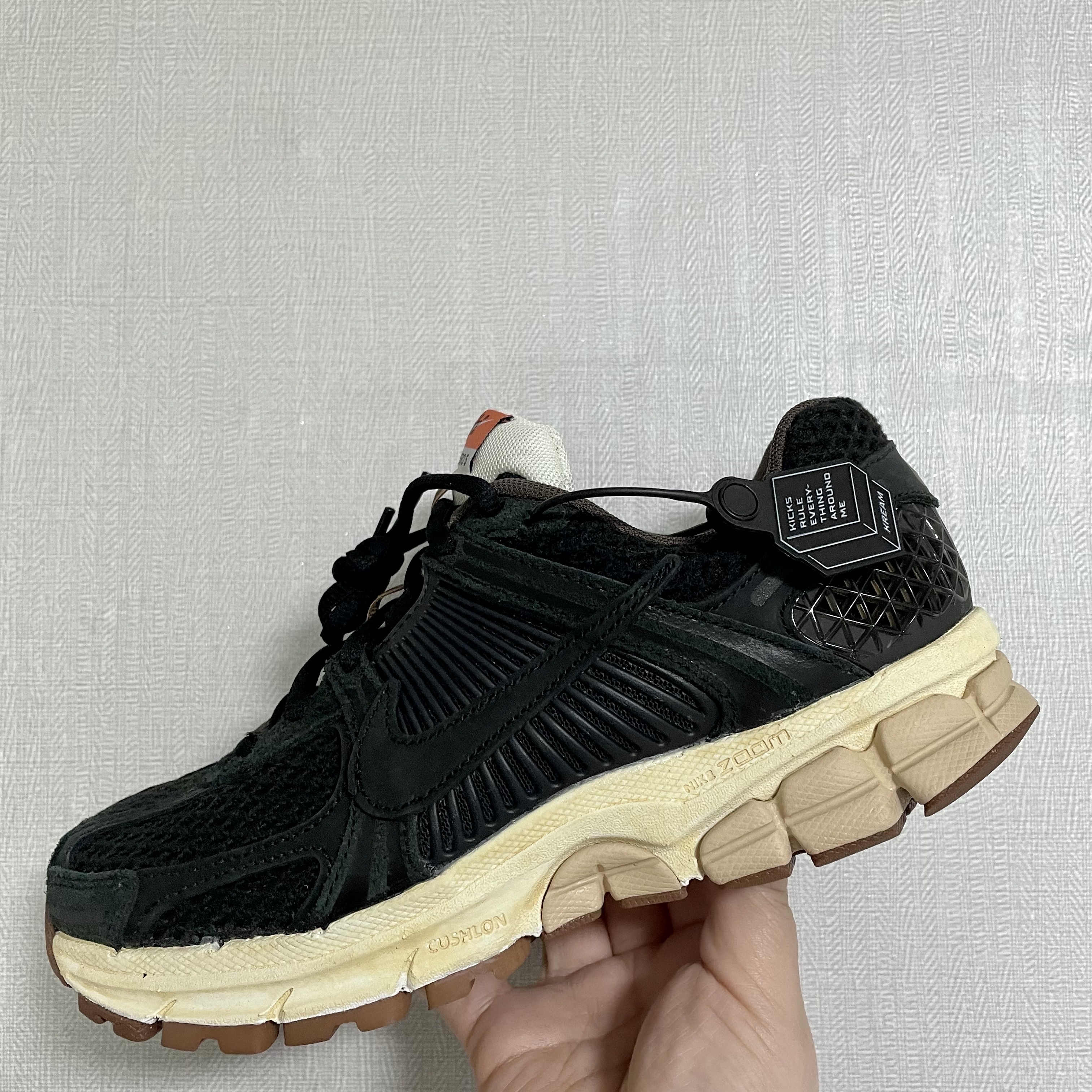 (W) Nike Zoom Vomero 5 Black 착용 스타일 - 1