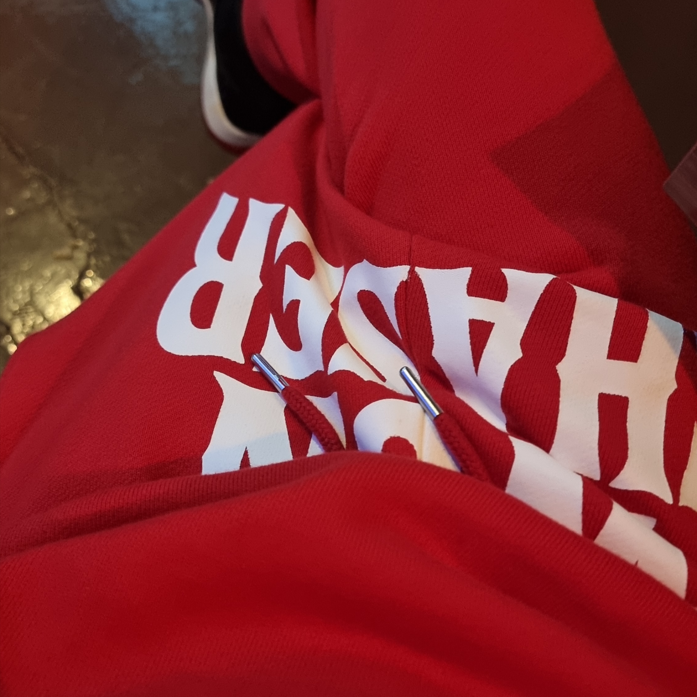 Won Chaser Chaser Hoodie Red 착용 스타일
