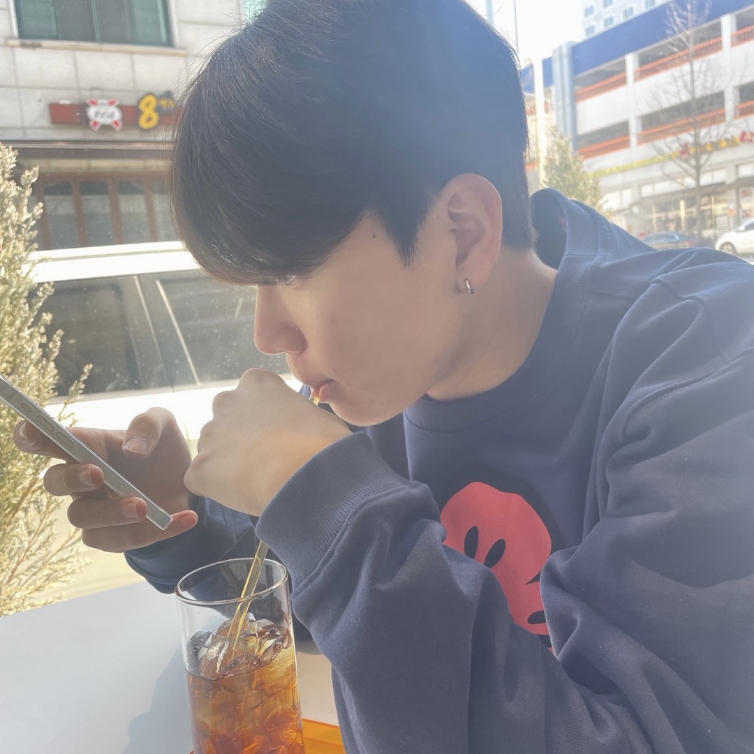 Kenzo Boke Flower Sweatshirt Midnight Blue 착용 스타일