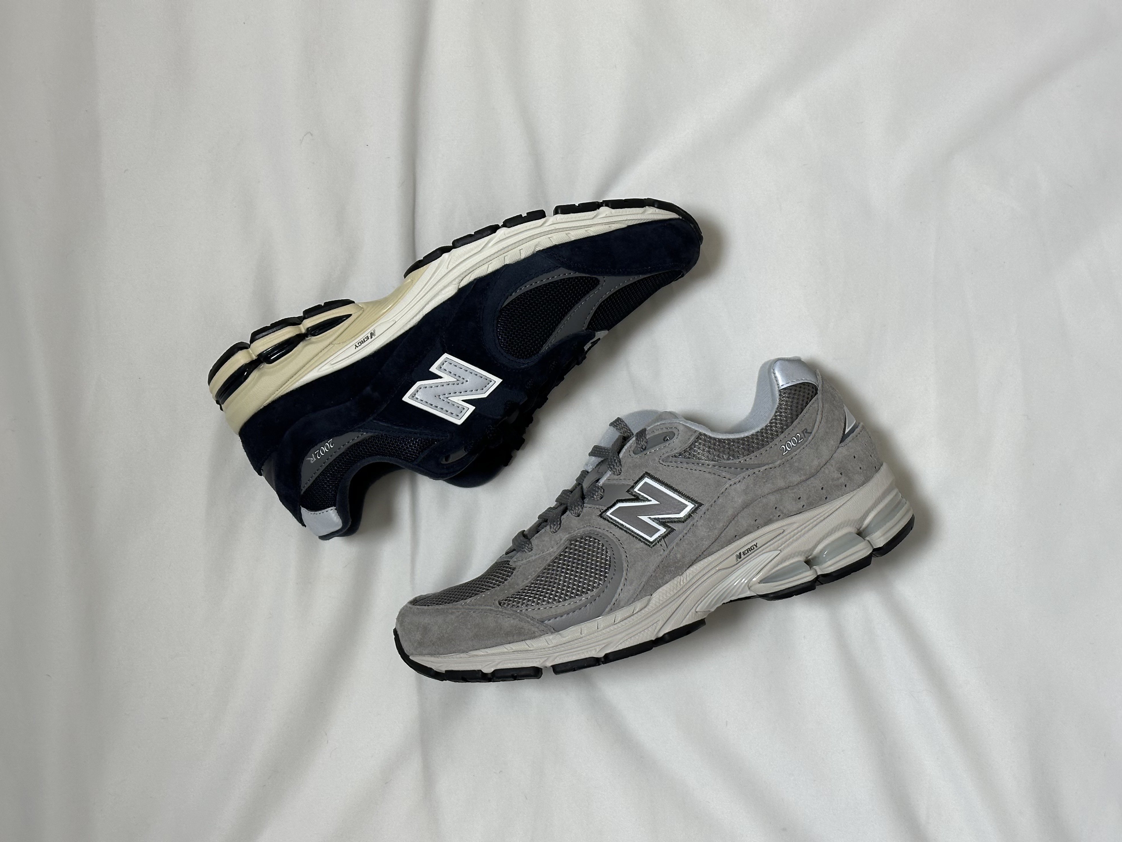 New Balance 2002R Grey, New Balance 2002R Eclipse Castlerock 착용 스타일 - 1