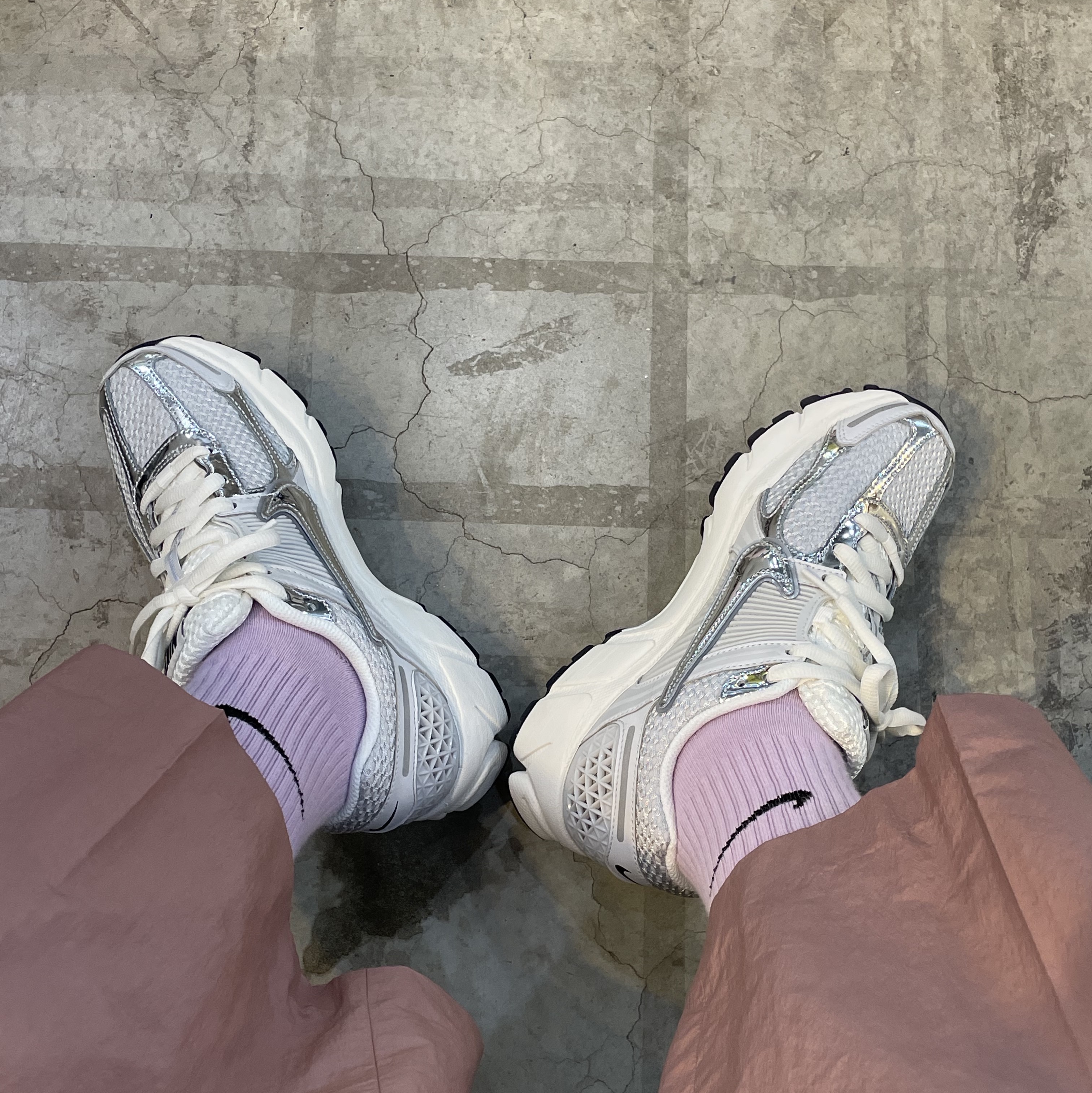 (W) Nike Zoom Vomero 5 Photon Dust and Metallic Silver 착용 스타일