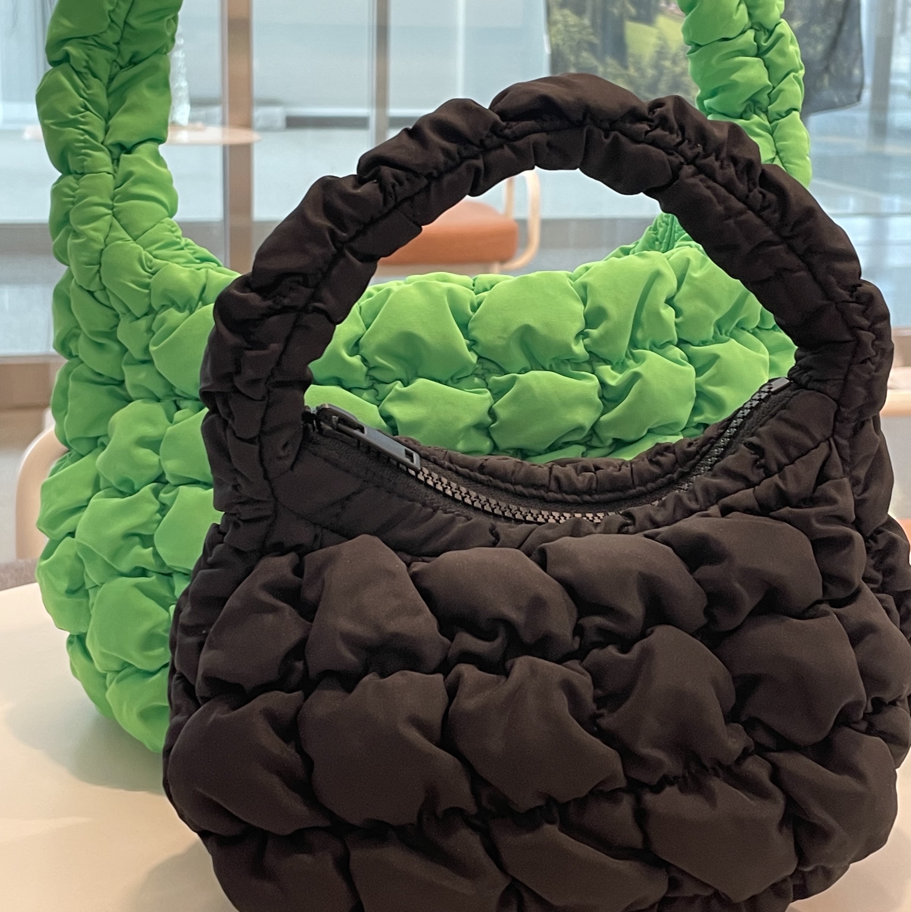 COS Quilted Micro Bag Black, COS Quilted Mini Bag Bright Green 착용 스타일