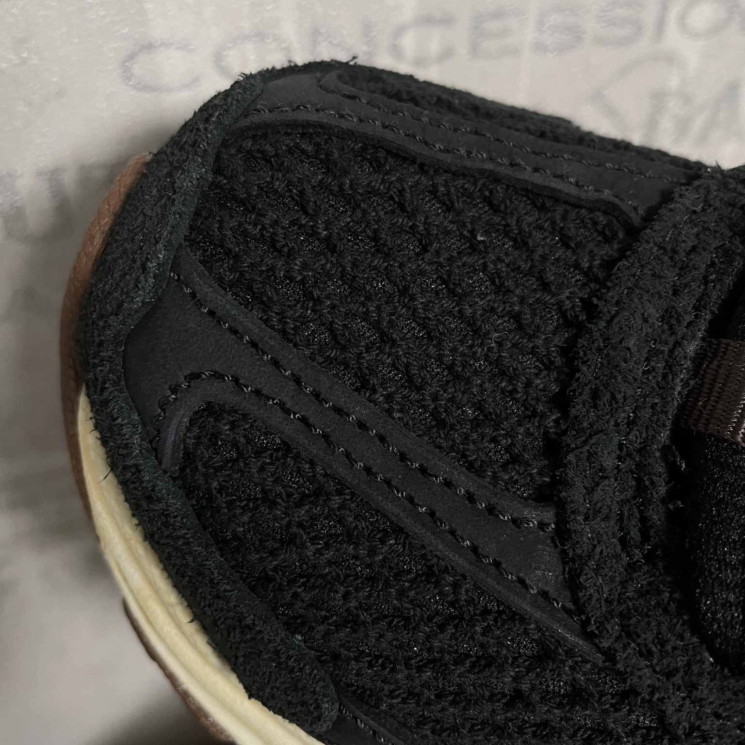 (W) Nike Zoom Vomero 5 Black 착용 스타일 - 2