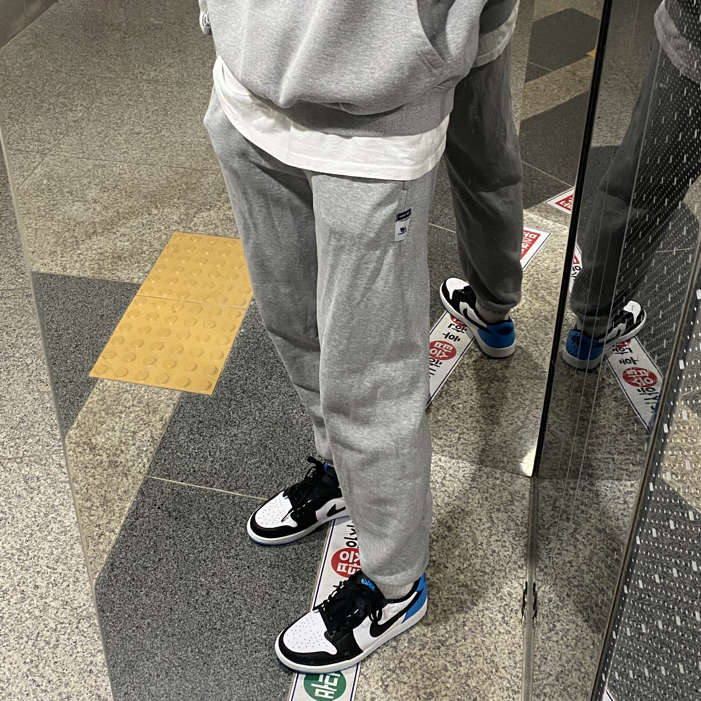 Jordan 1 Retro Low OG Black and Dark Powder Blue 착용 스타일