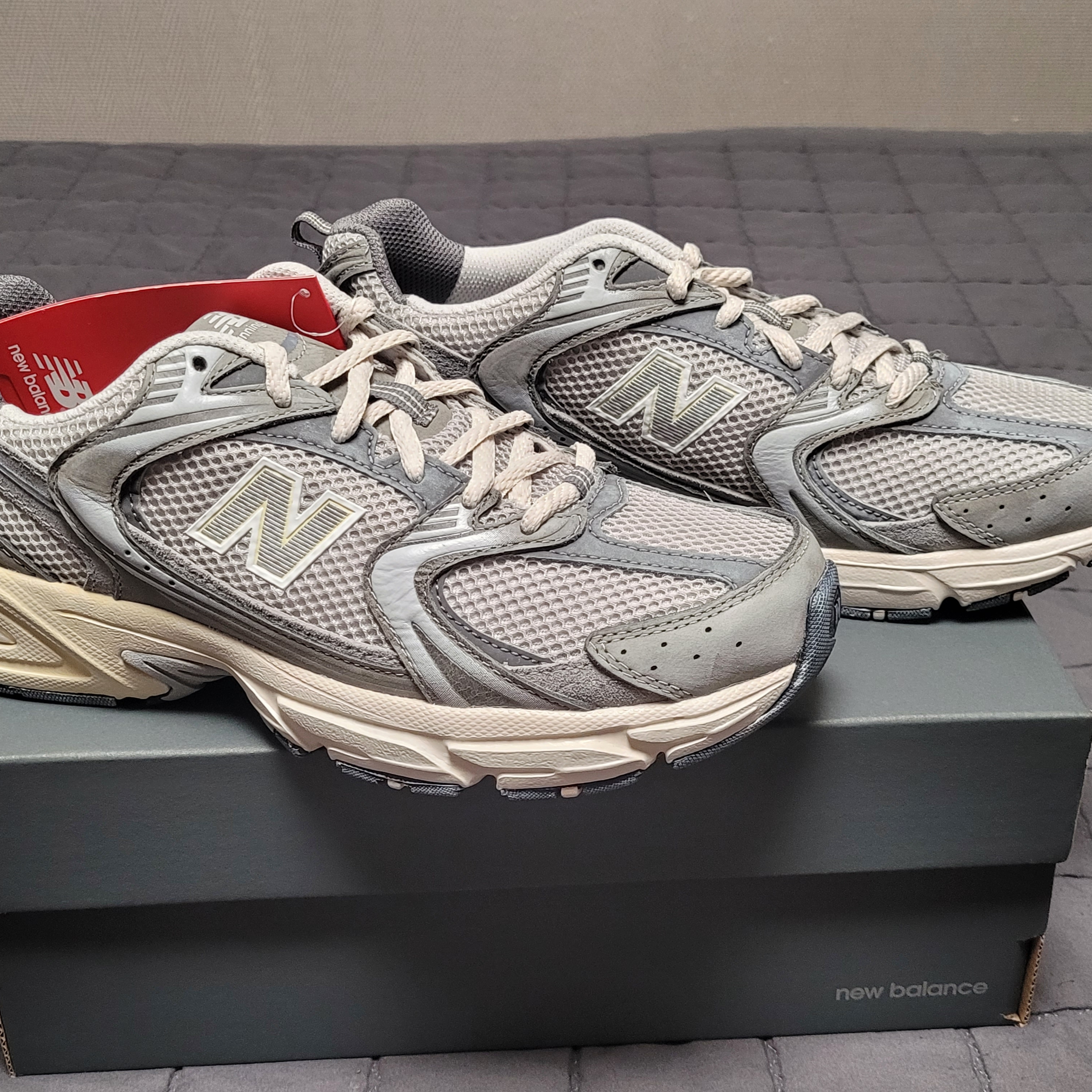 New Balance 530 Premium Vintage Grey Matter 착용 스타일 - 1
