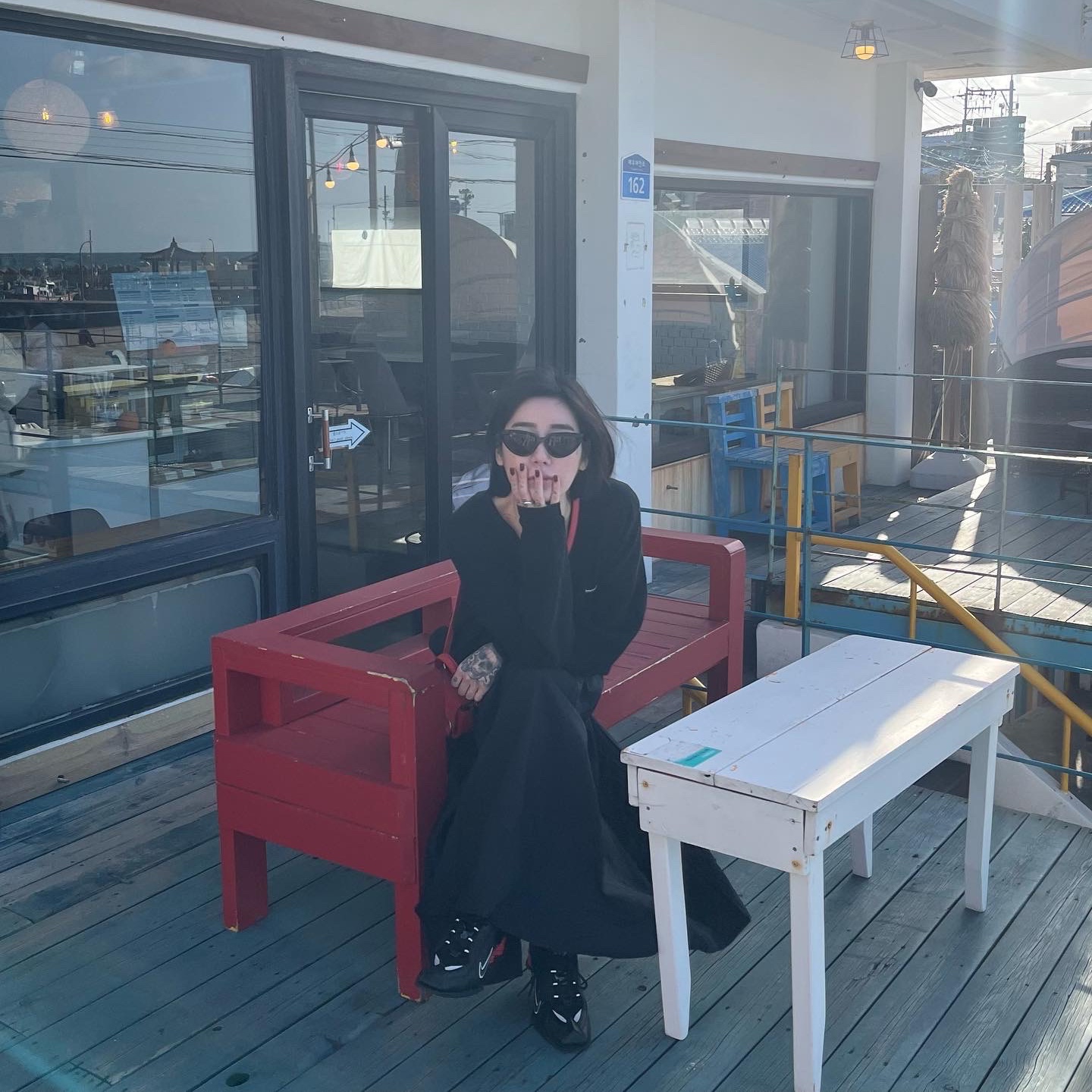 Nike x Martine Rose Shox MR4 Black, Balenciaga Swift Oval Sunglasses Black 착용 스타일 - 2