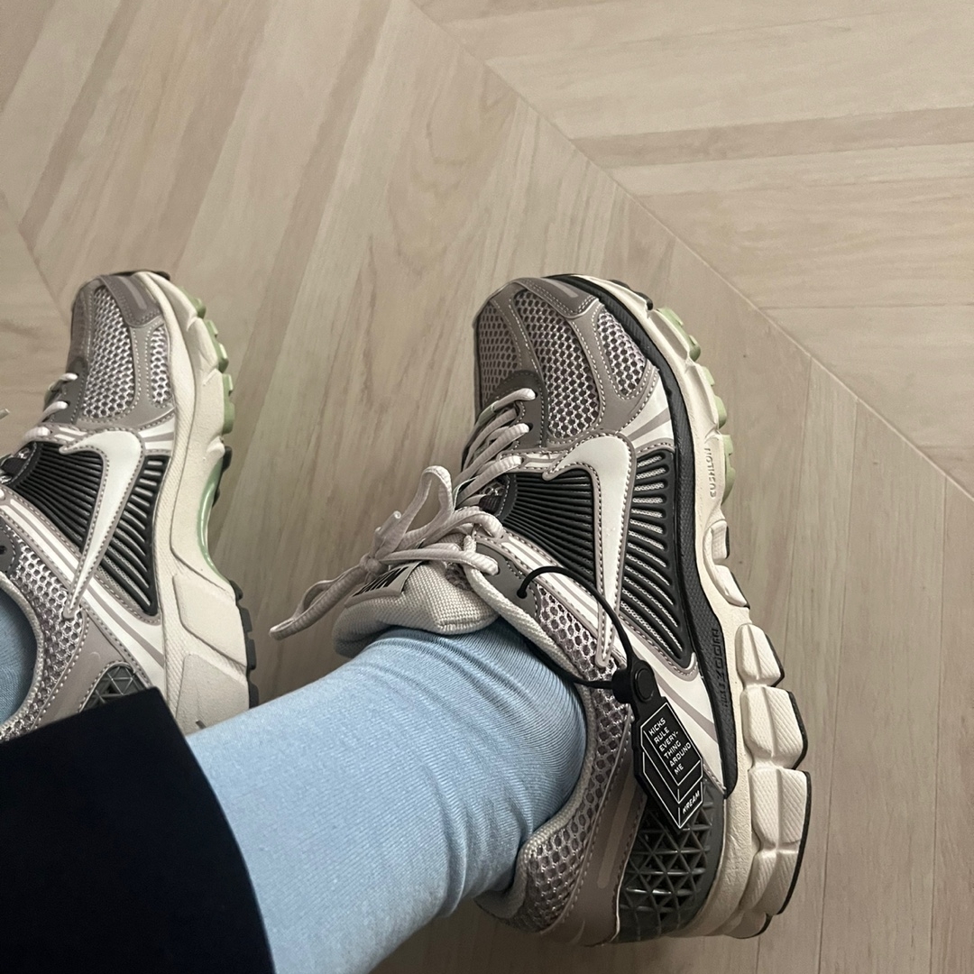 (W) Nike Zoom Vomero 5 Cobblestone and Flat Pewter 착용 스타일 - 2