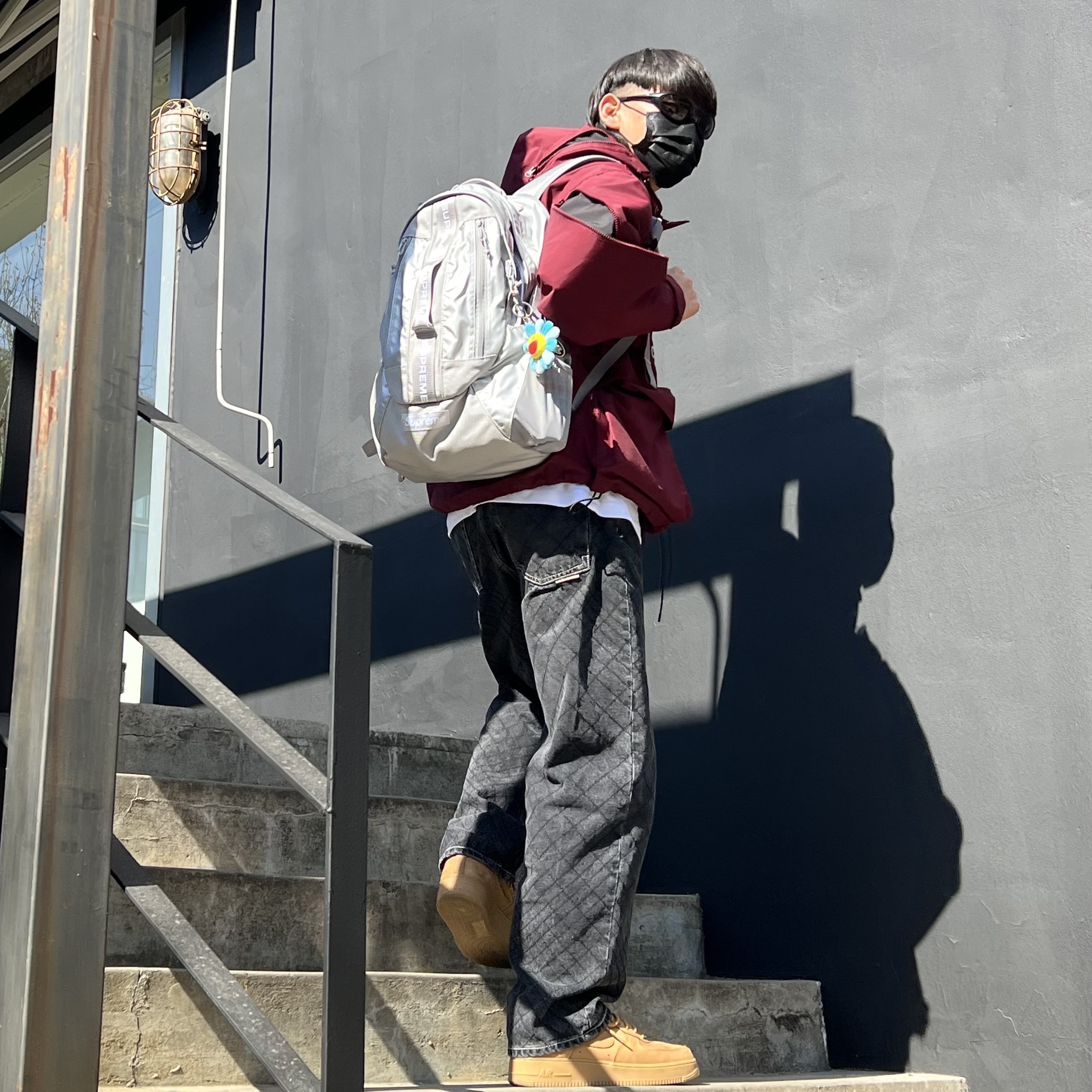 Nike x Supreme Air Force 1 Low Flax, Supreme Backpack Silver - 22FW 착용 스타일 - 3