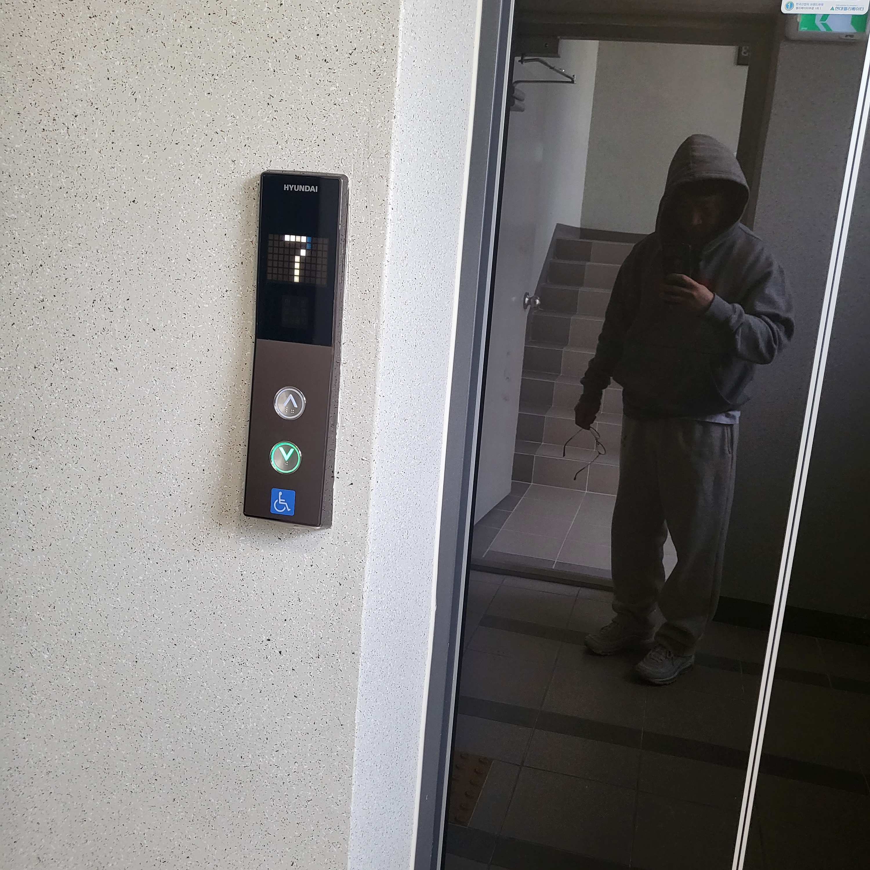 IAB Studio Sweatpants Oatmeal Burgundy - 23SS 착용 스타일 - 1