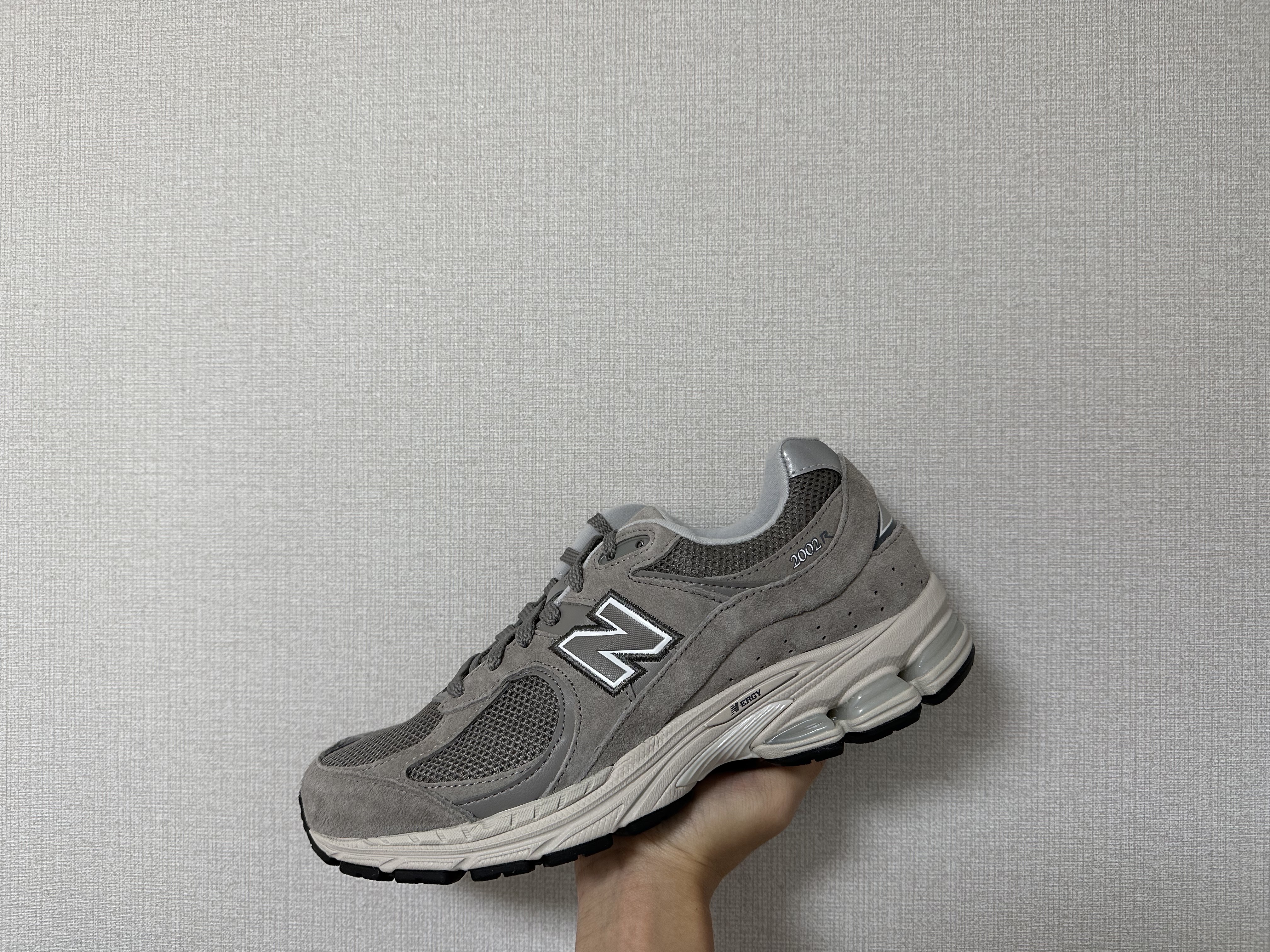 New Balance 2002R Grey, New Balance 2002R Eclipse Castlerock 착용 스타일 - 2