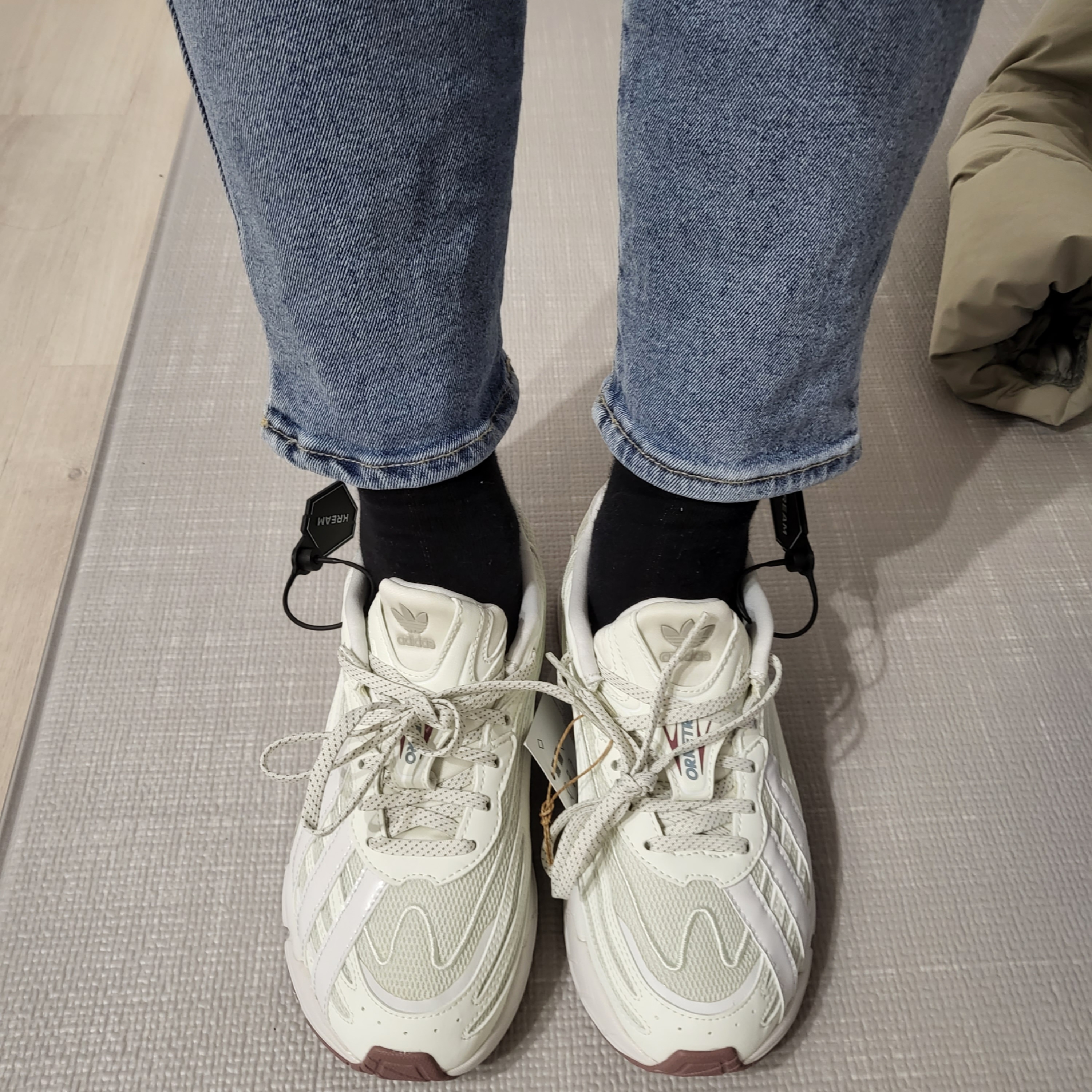Adidas Orketro White Tint 착용 스타일