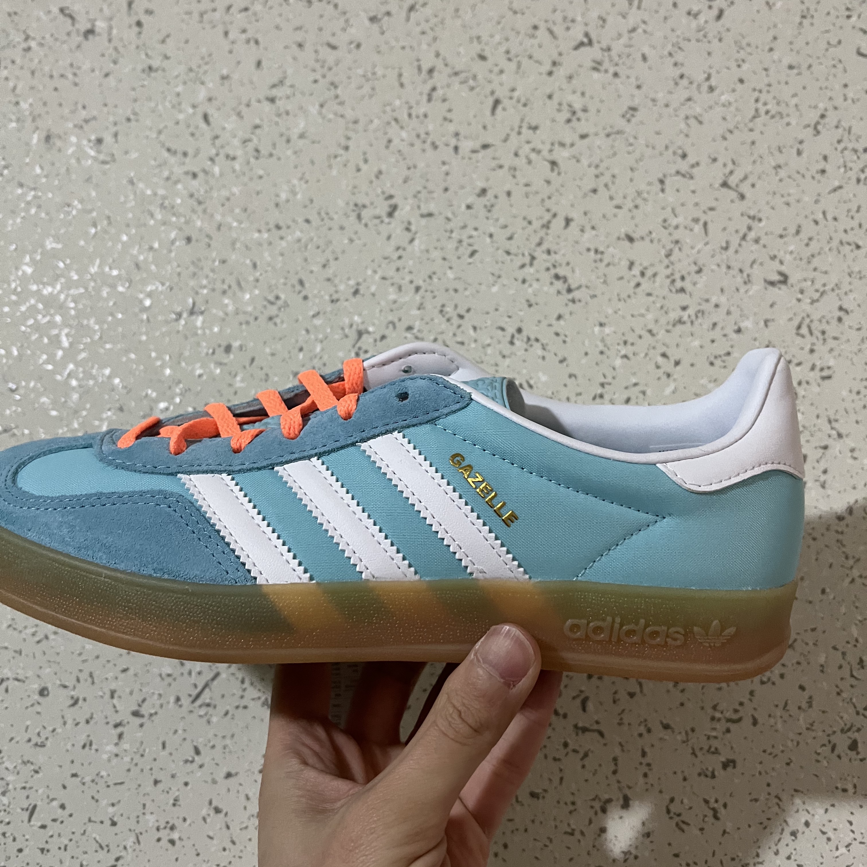 Adidas Gazelle Indoor Preloved Blue White 착용 스타일 - 1