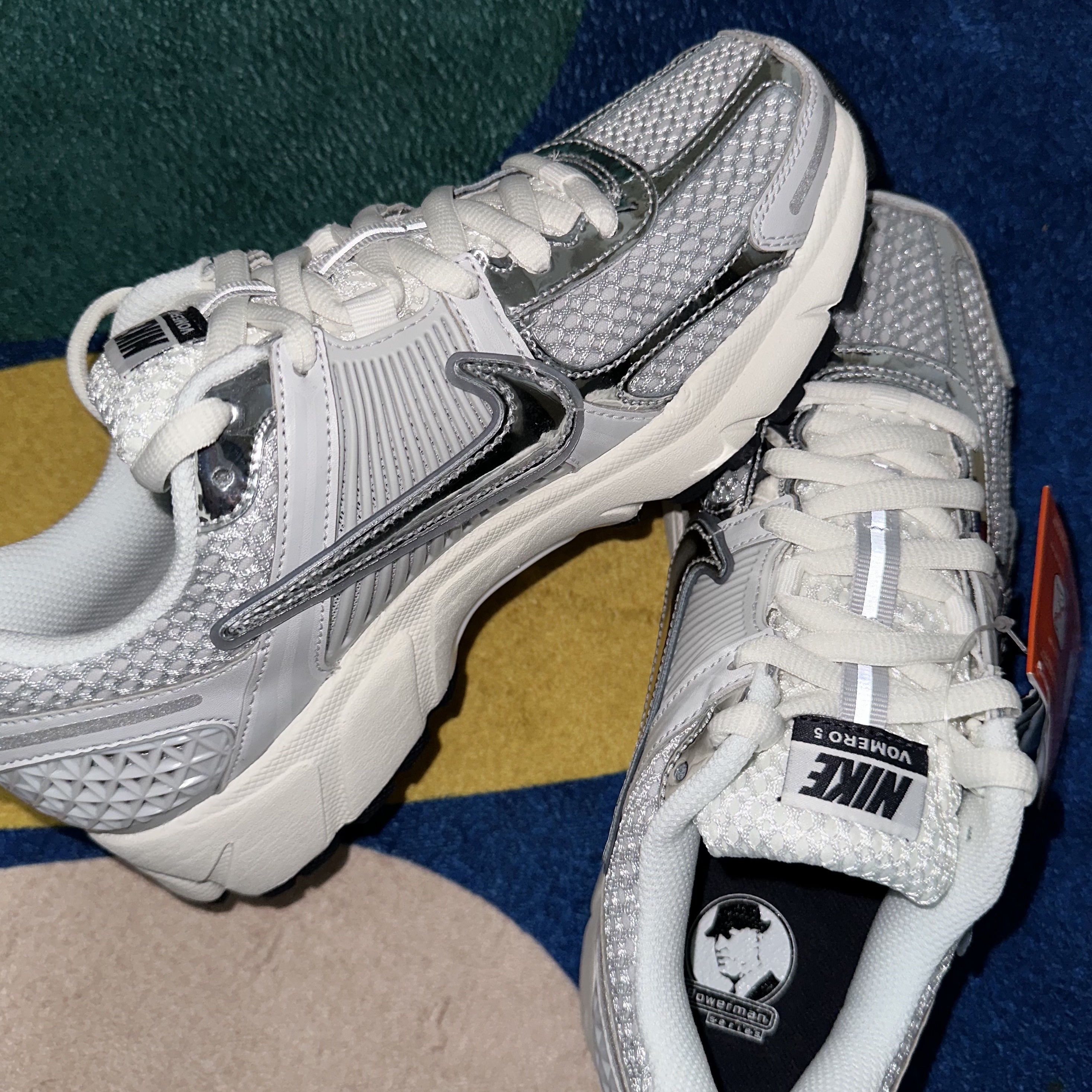 (W) Nike Zoom Vomero 5 Photon Dust and Metallic Silver 착용 스타일 - 2