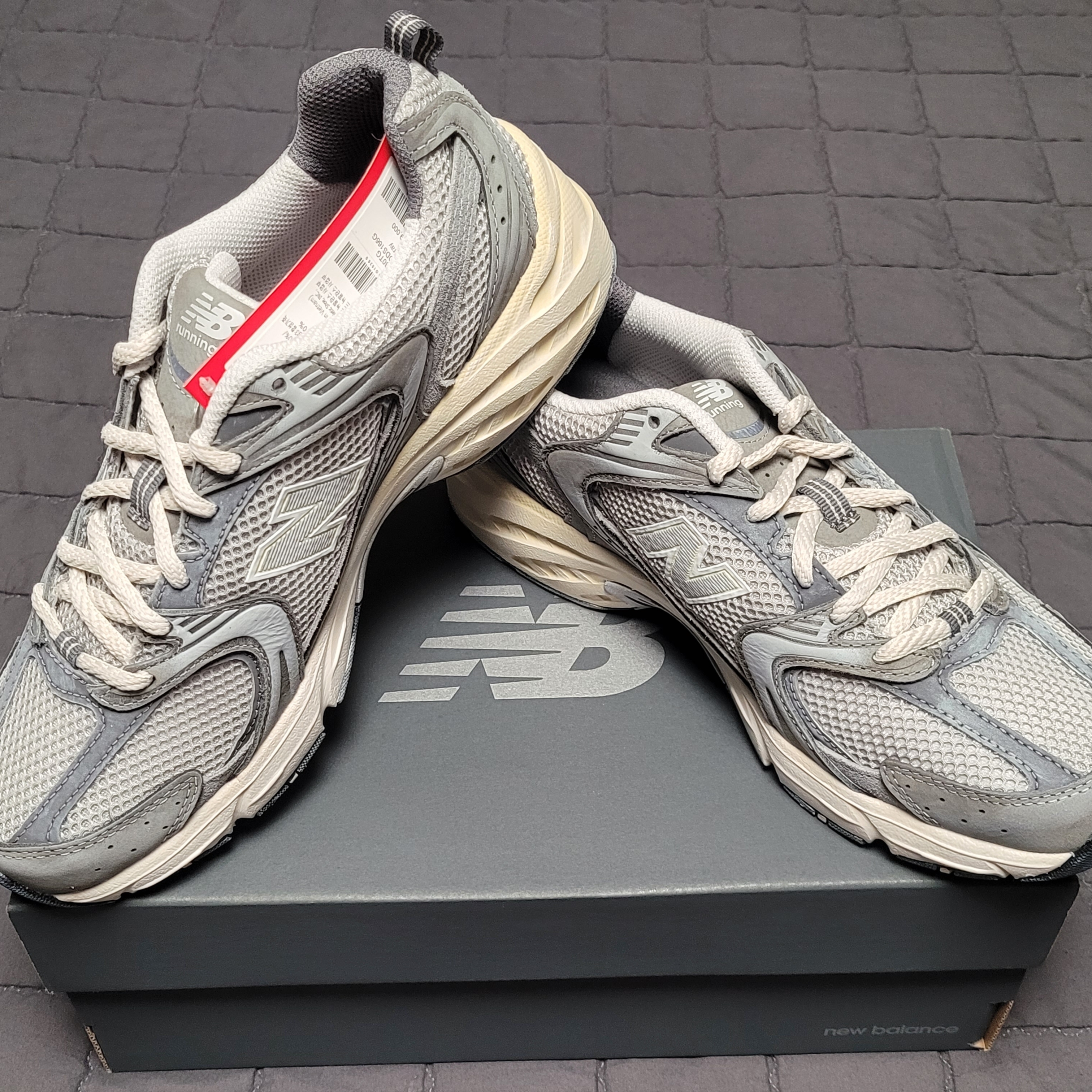 New Balance 530 Premium Vintage Grey Matter 착용 스타일 - 2