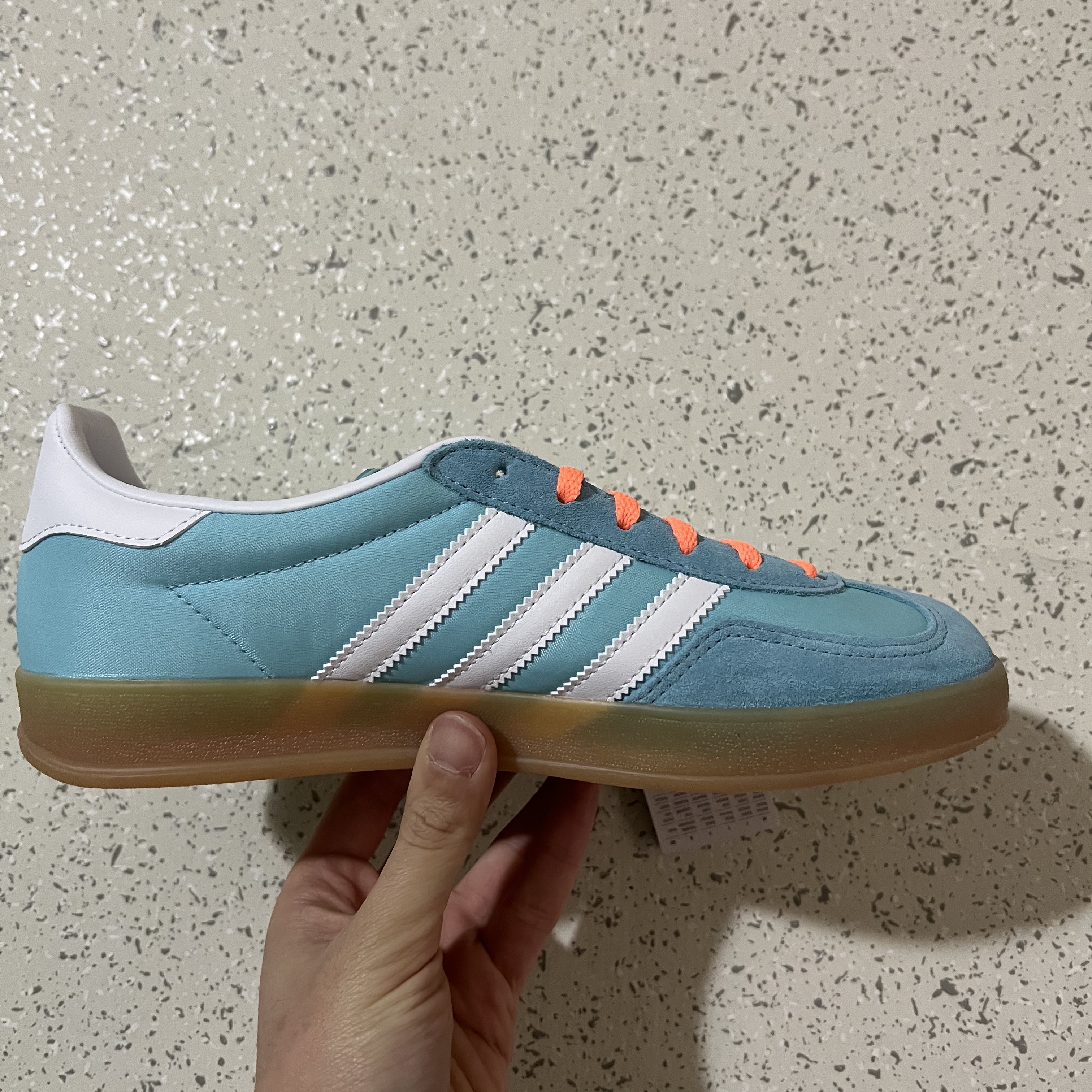 Adidas Gazelle Indoor Preloved Blue White 착용 스타일 - 2