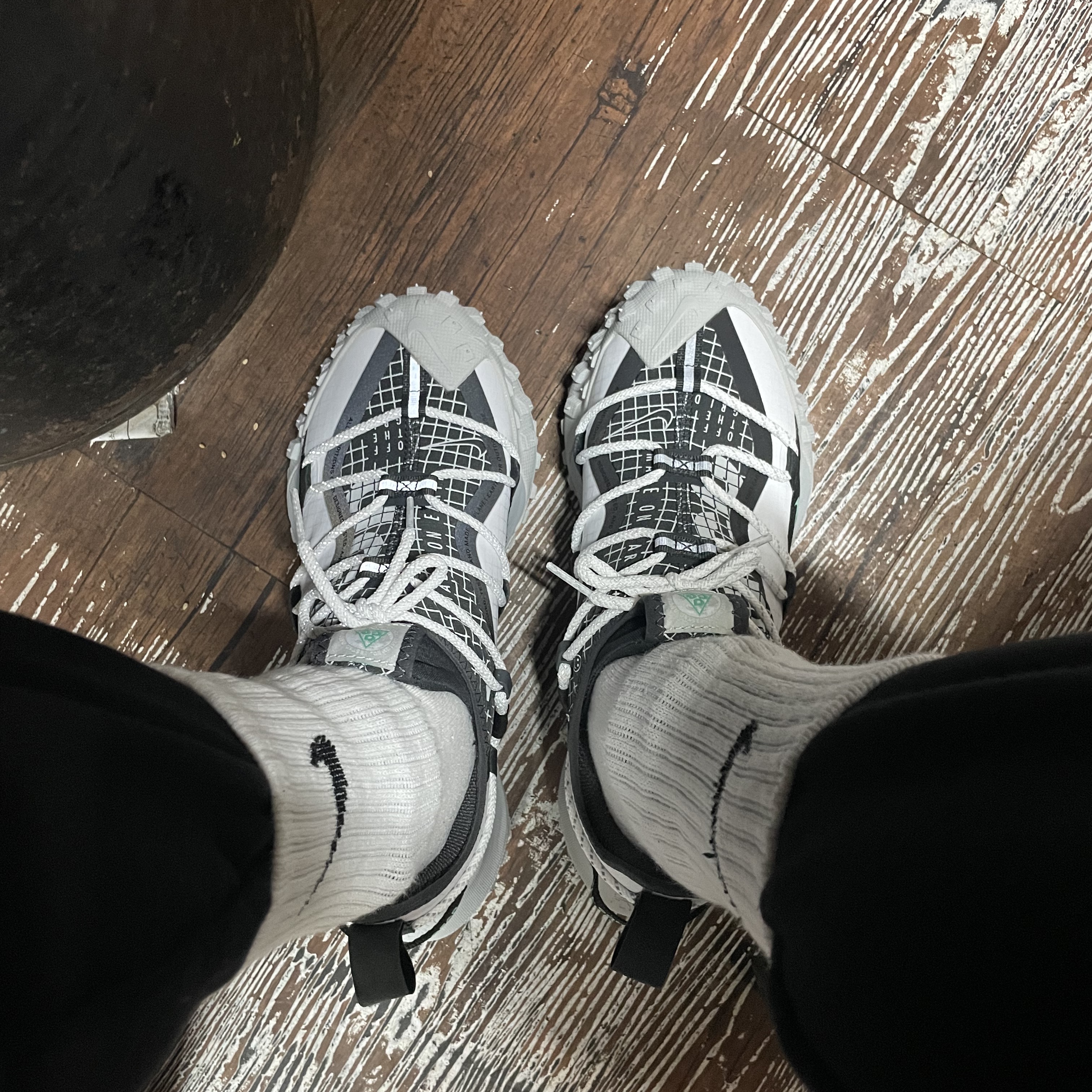 Nike ACG Mountain Fly Low SE White and Black 착용 스타일 - 1