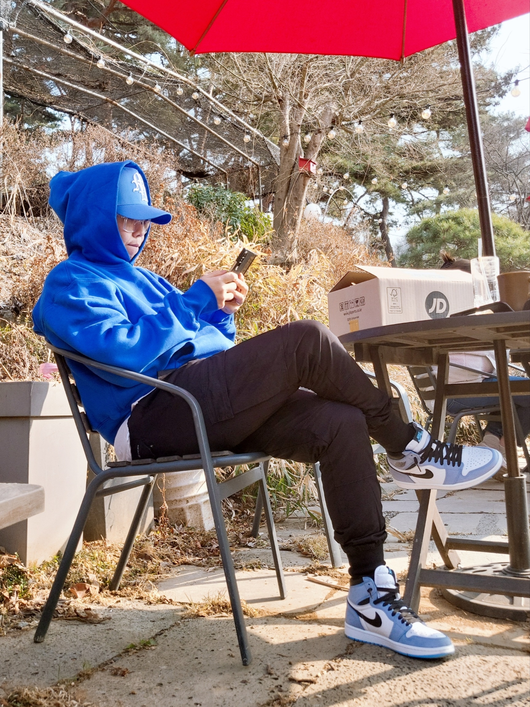 Yeezy Gap Hoodie Blue, Jordan 1 Retro High OG University Blue 착용 스타일