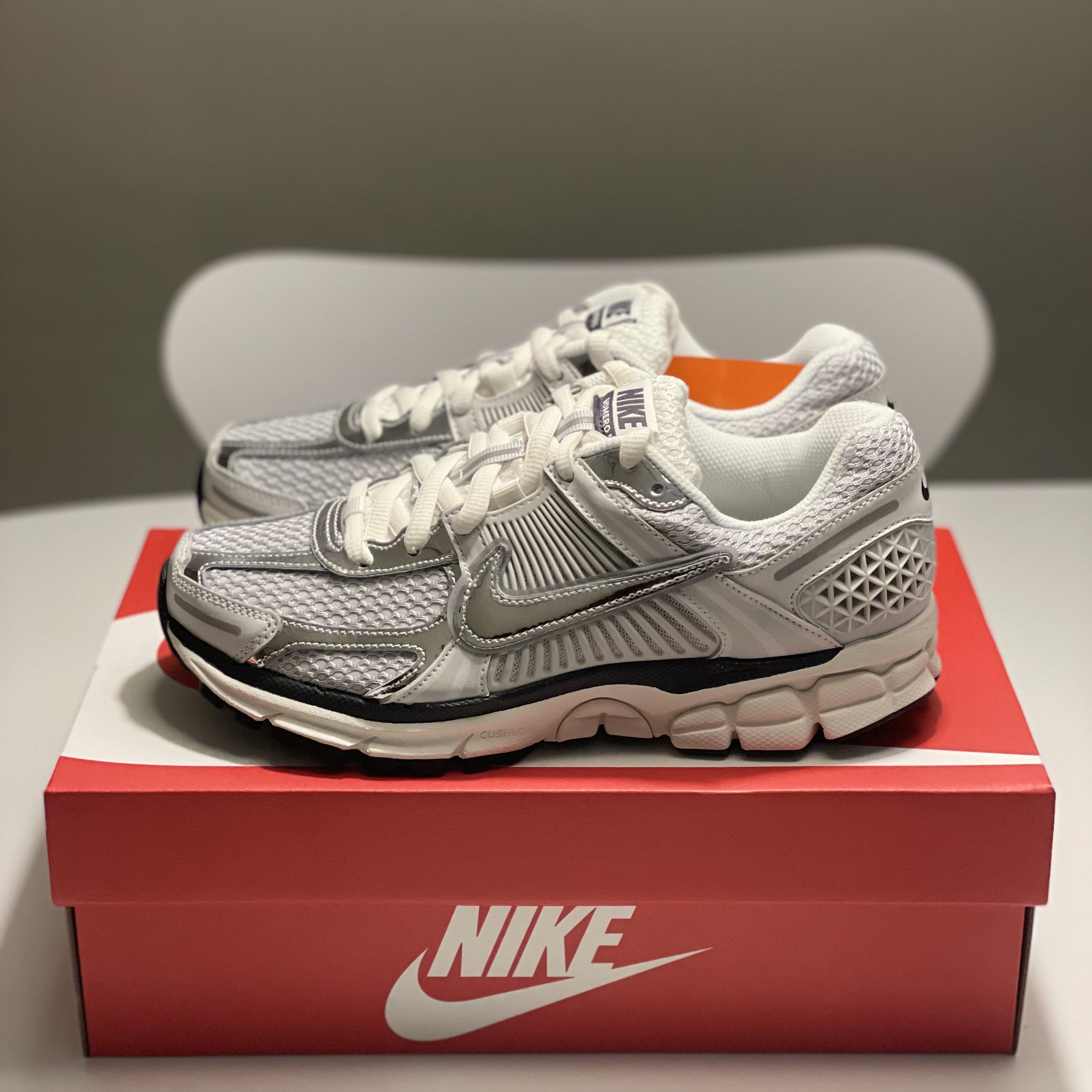 (W) Nike Zoom Vomero 5 Photon Dust and Metallic Silver 착용 스타일 - 3