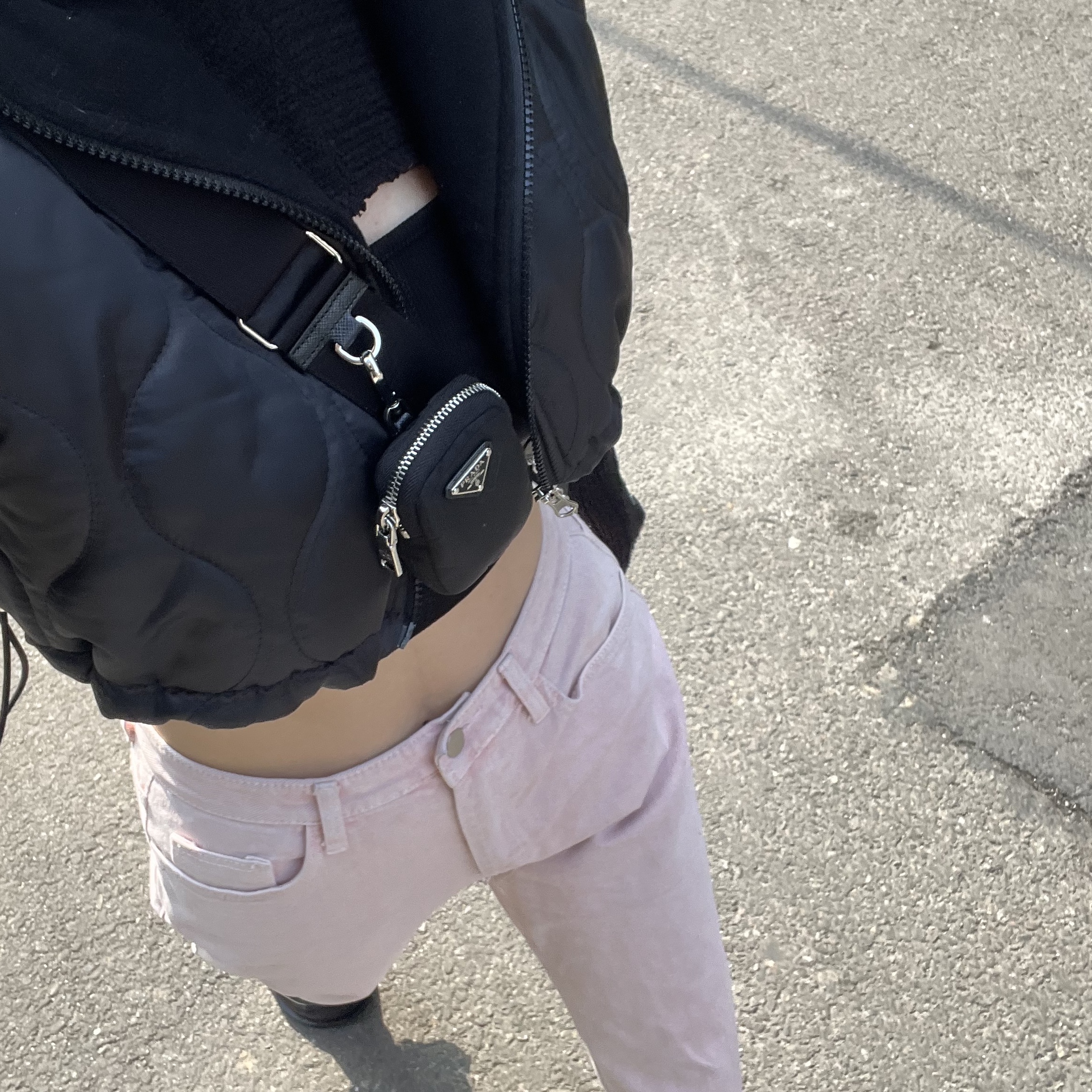 Prada Re-Edition 2005 Re-Nylon Shoulder Bag Black 착용 스타일 - 2