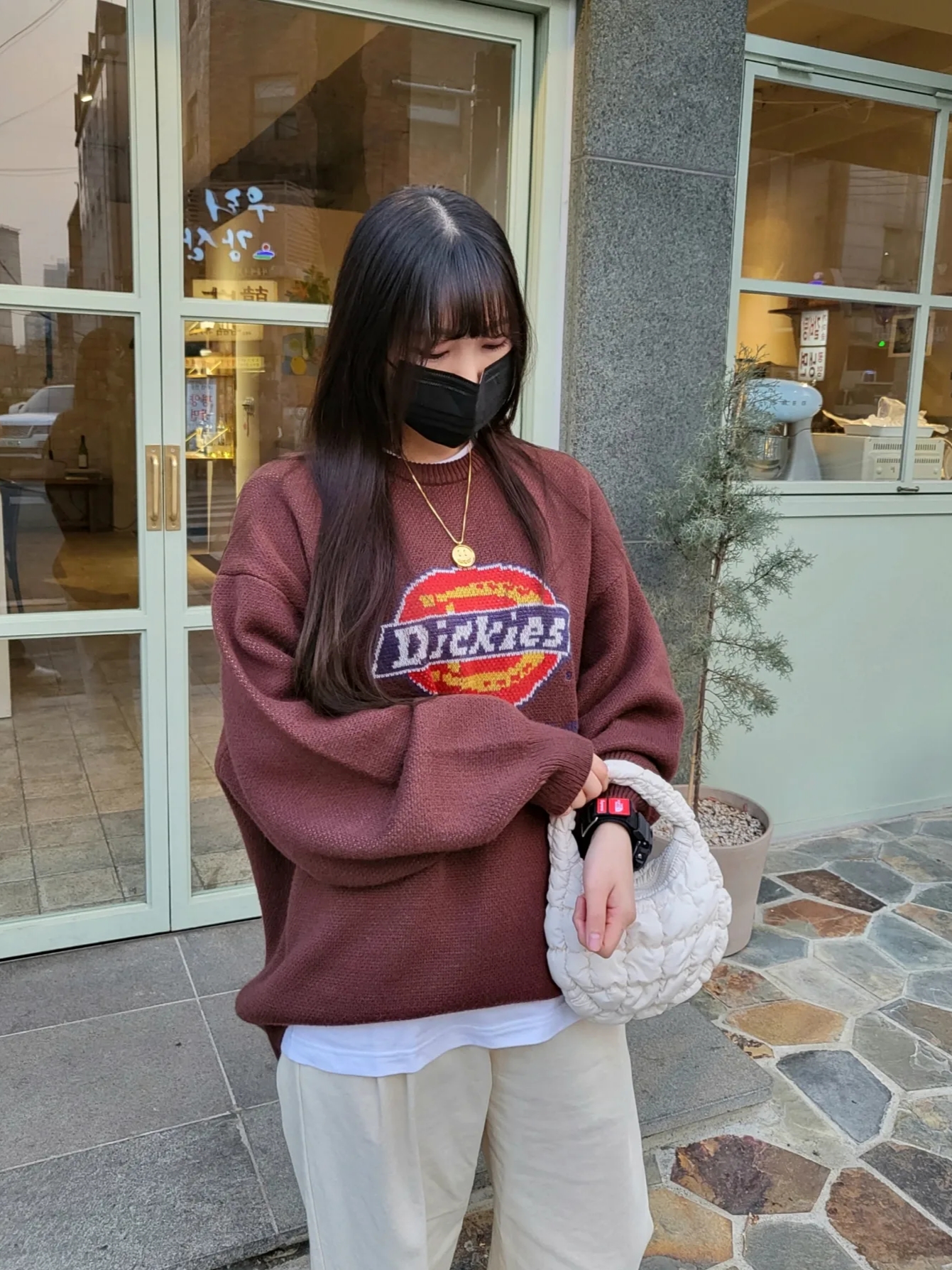 Supreme x Dickies Sweater Brown - 22FW, COS Quilted Micro Bag Off White 착용 스타일 - 3
