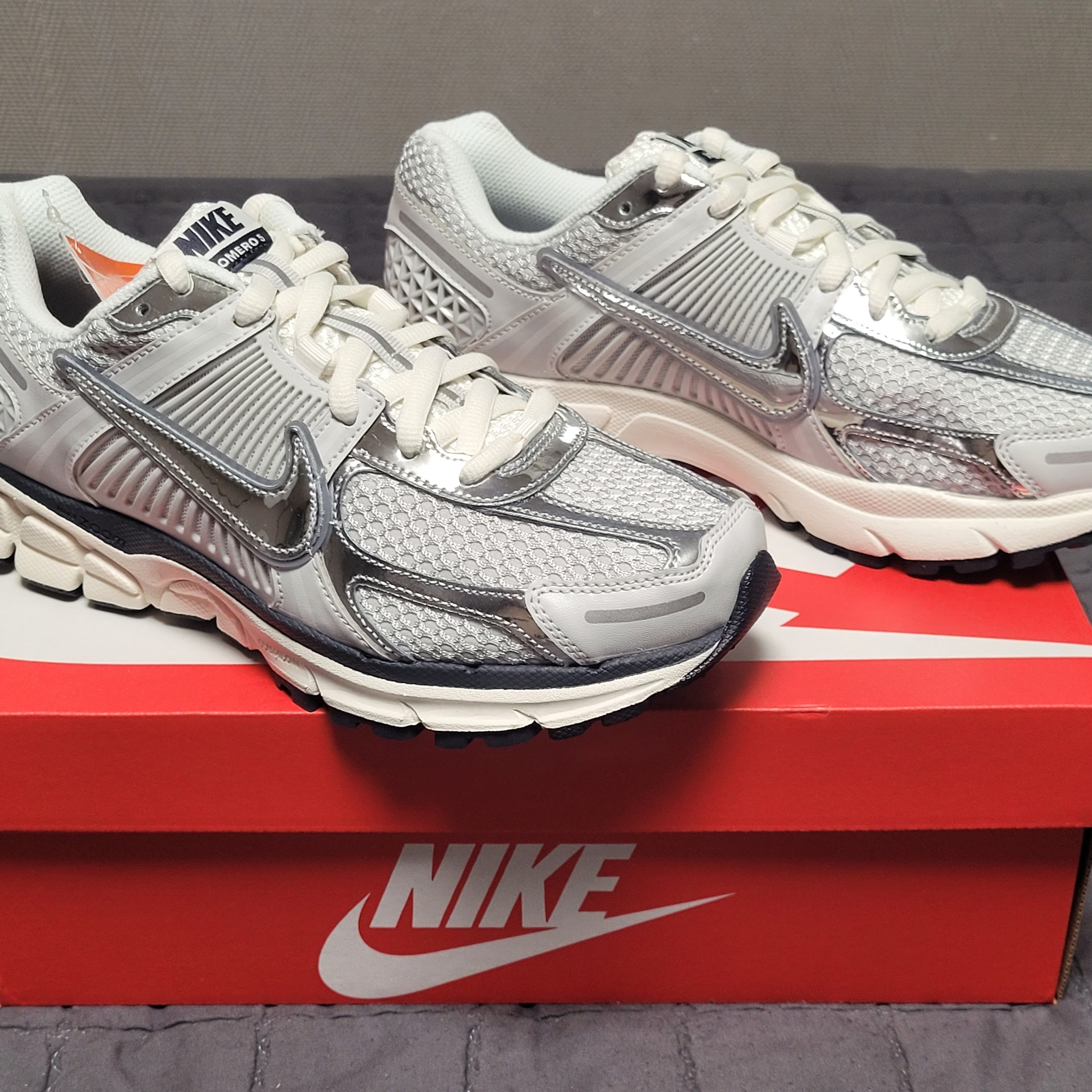 (W) Nike Zoom Vomero 5 Photon Dust and Metallic Silver 착용 스타일 - 1