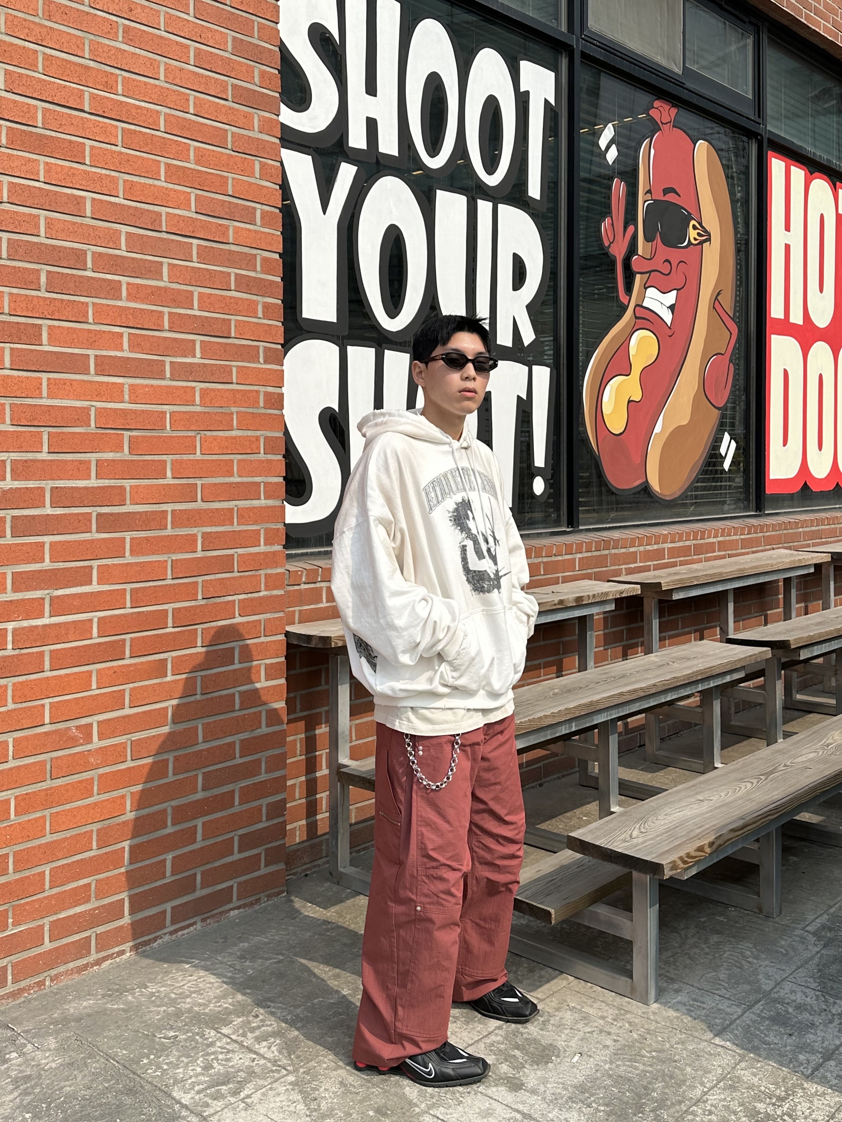 Project G/R x Atmos Etiquette Lesson Vintage Washed Hoodie White, Nike x Martine Rose Shox MR4 Black 착용 스타일 - 1