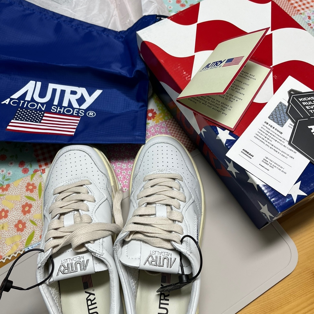 (W) Autry Medalist Low Leather Sneakers White 착용 스타일