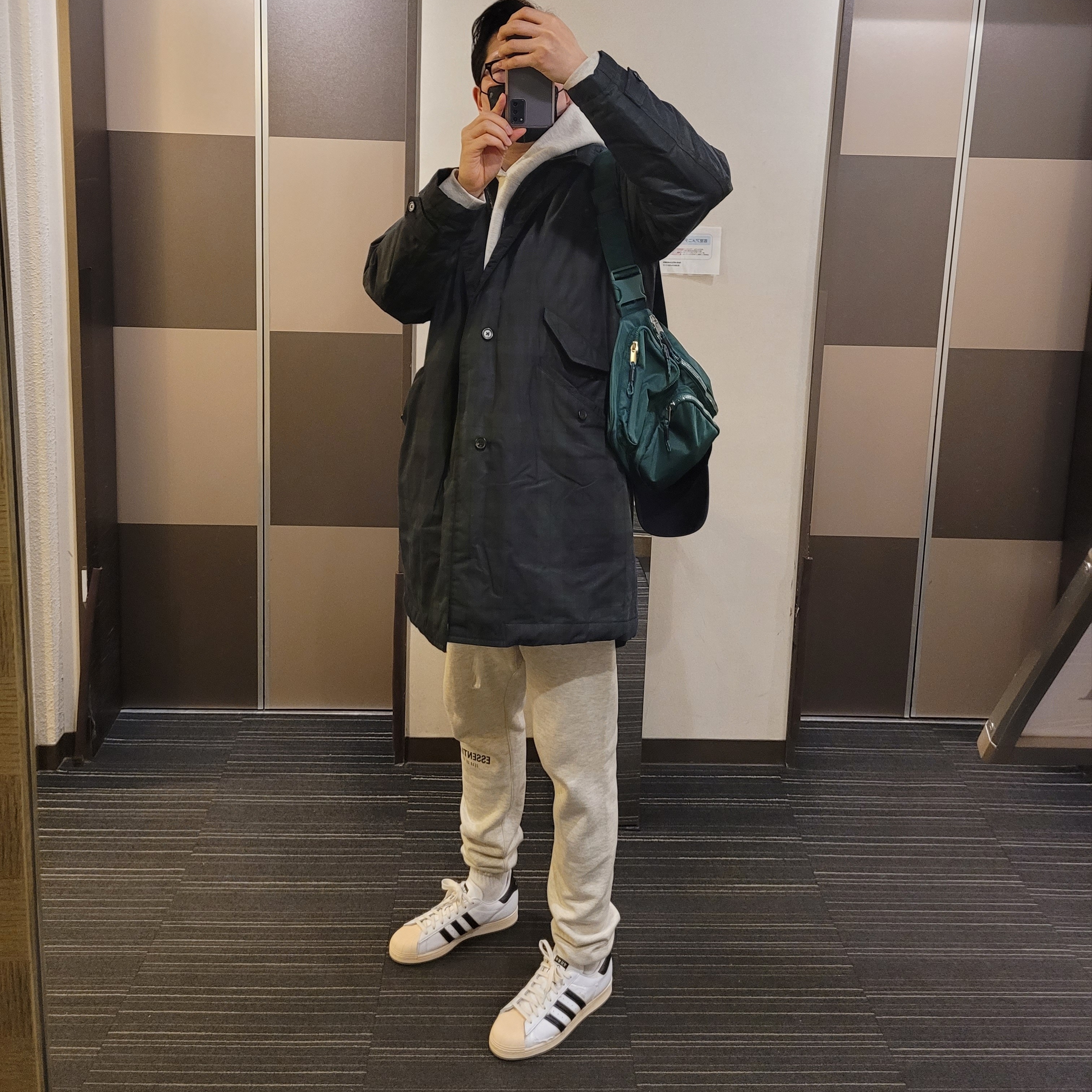 Adidas x Taegeukdang Superstar White Black, Essentials The Core Collection Hoodie Light Oatmeal 착용 스타일 - 1