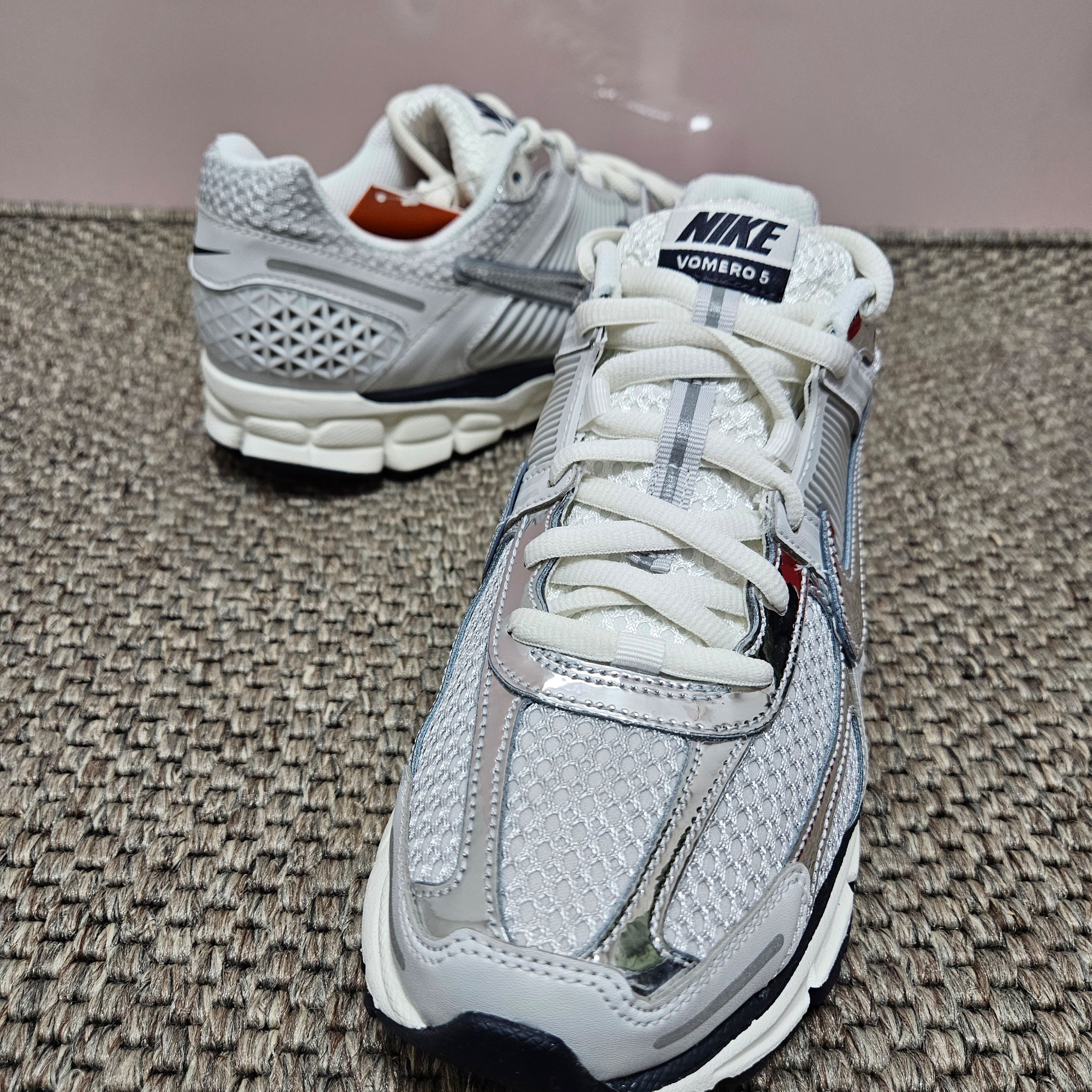 (W) Nike Zoom Vomero 5 Photon Dust and Metallic Silver 착용 스타일 - 2