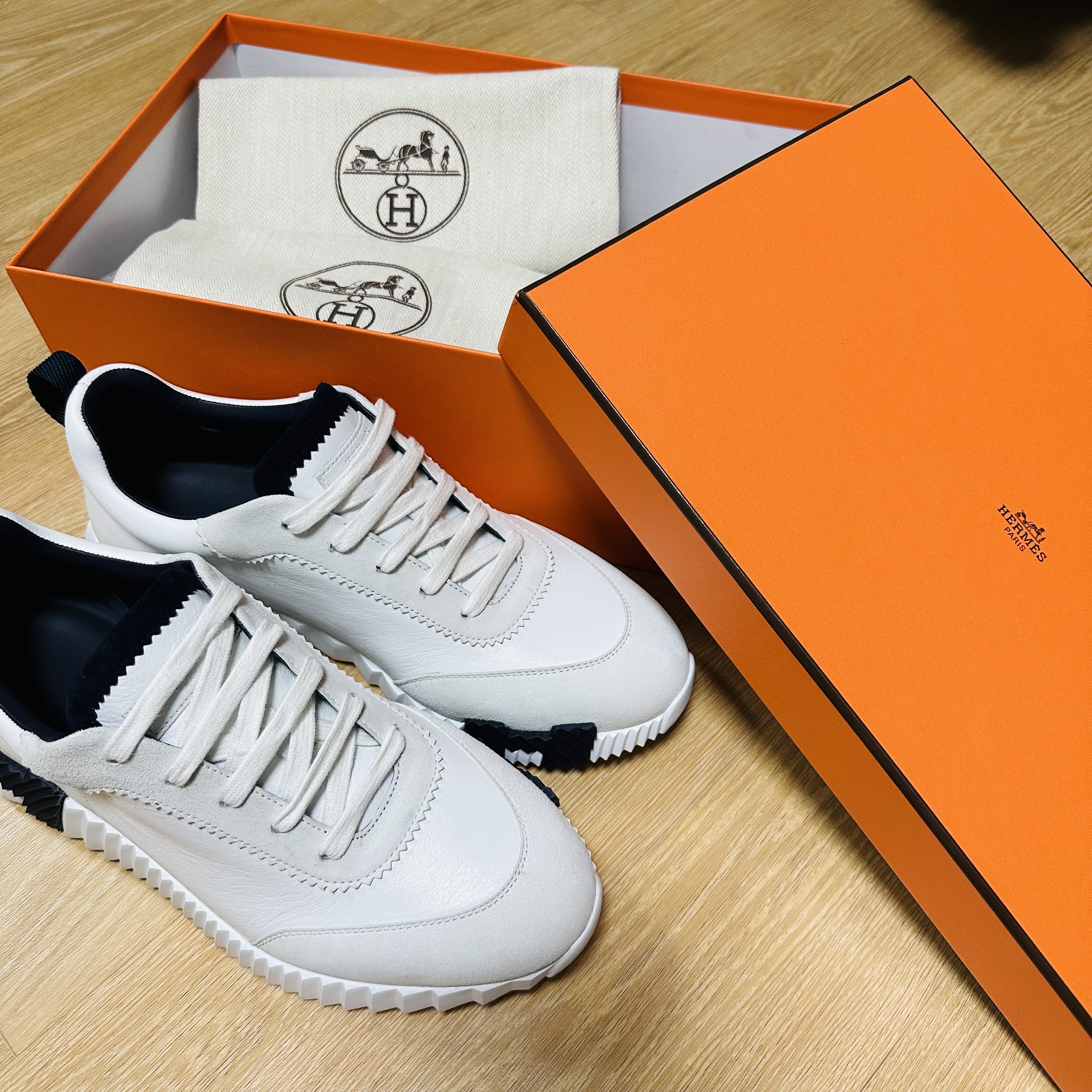Hermes Bouncing Sneakers Calfskin Suede Goatskin & Blanc 착용 스타일