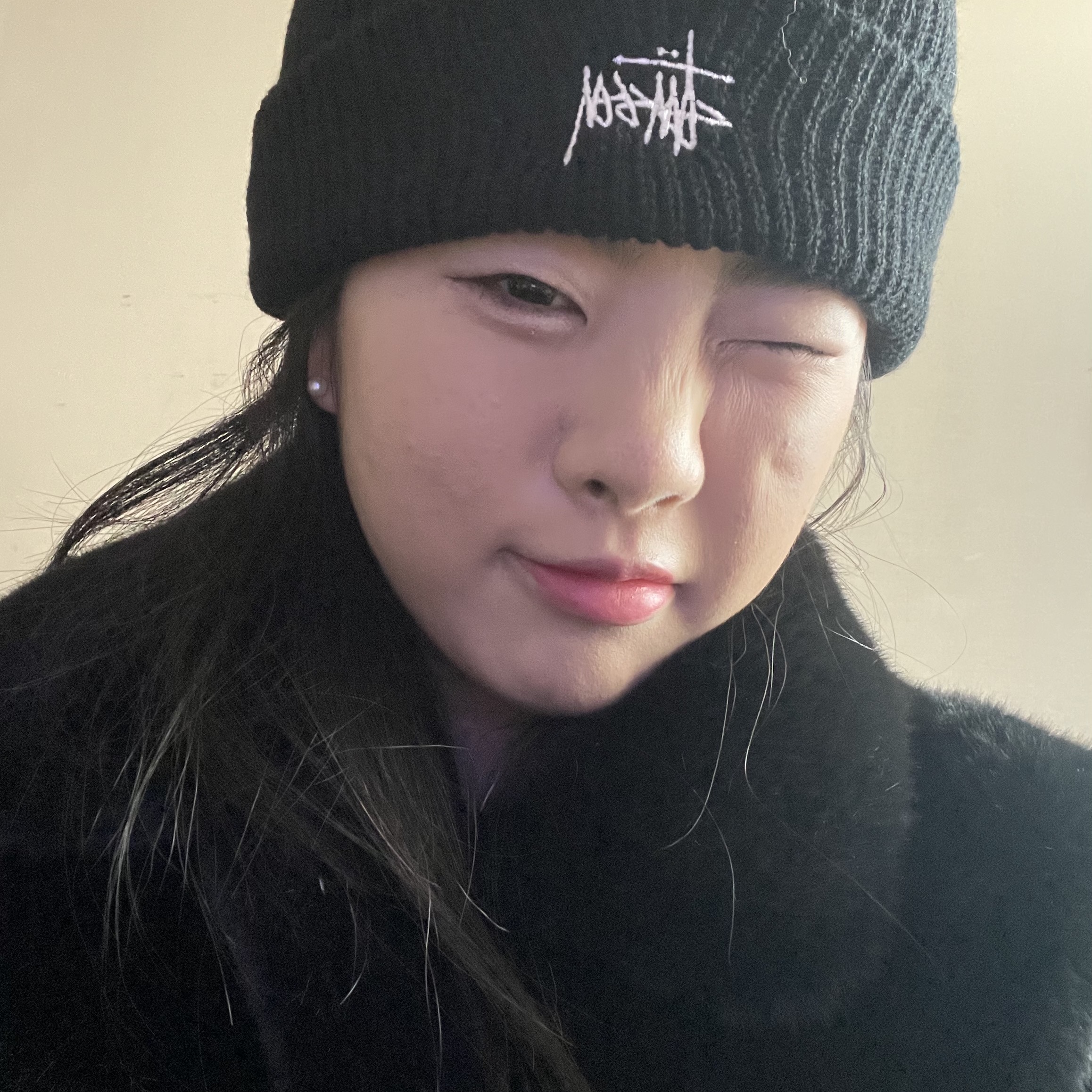 Stussy Basic Cuff Beanie Black 착용 스타일