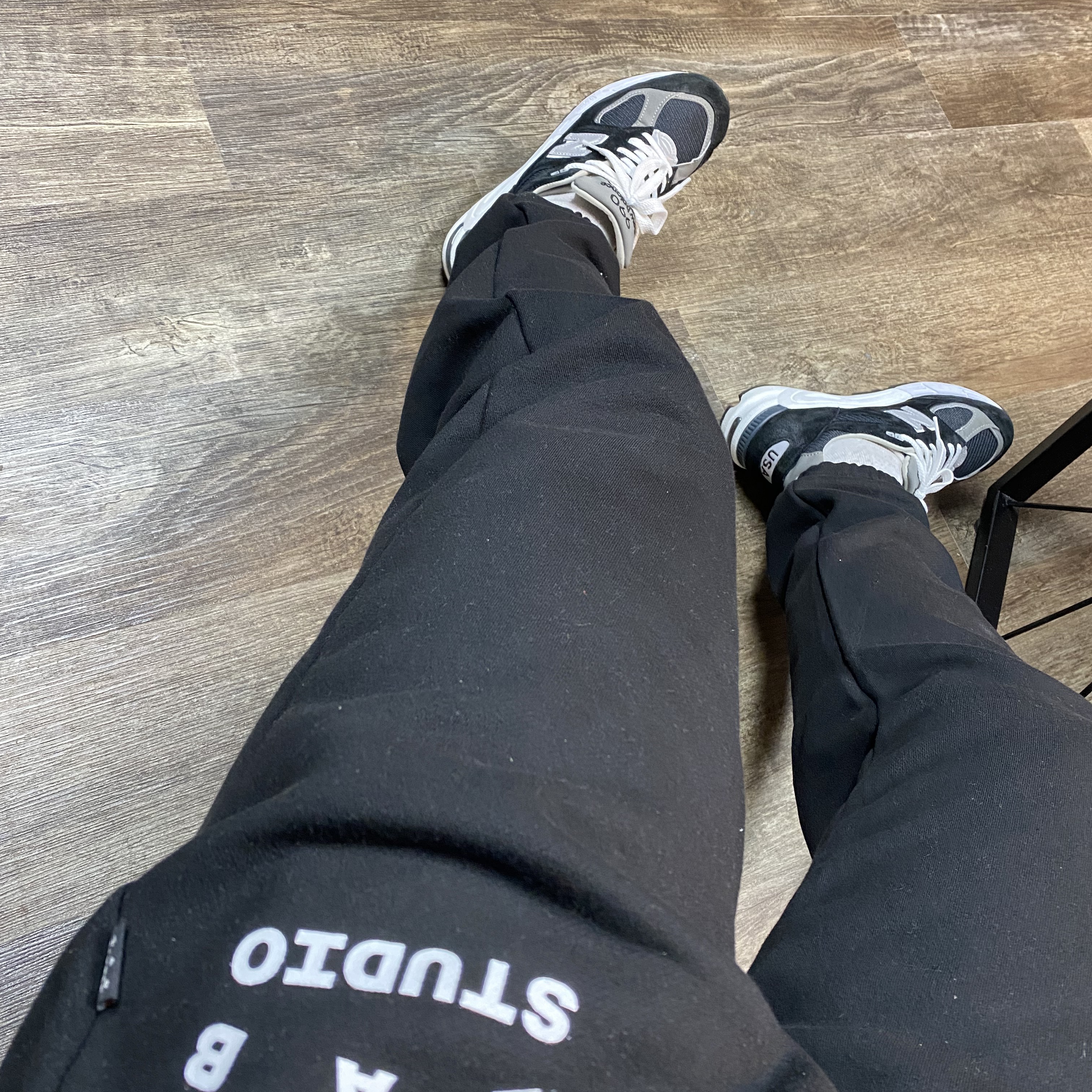 IAB Studio Sweatpants Black White - 23SS, New Balance 990v2 Made in USA Black 착용 스타일 - 1