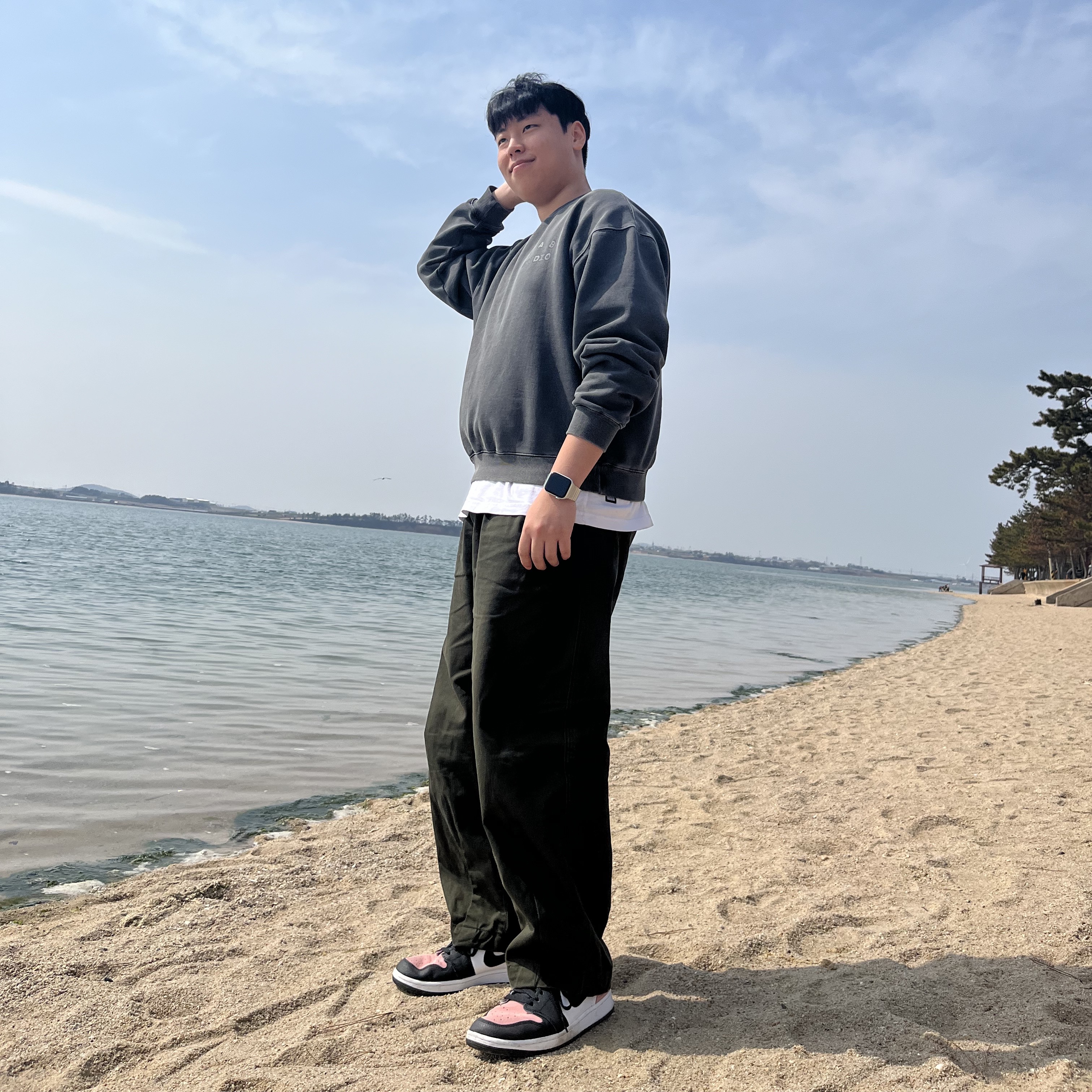 Jordan 1 Retro Low OG Bleached Coral, IAB Studio Pigment Sweatshirt & Mini Bag Black 착용 스타일 - 1