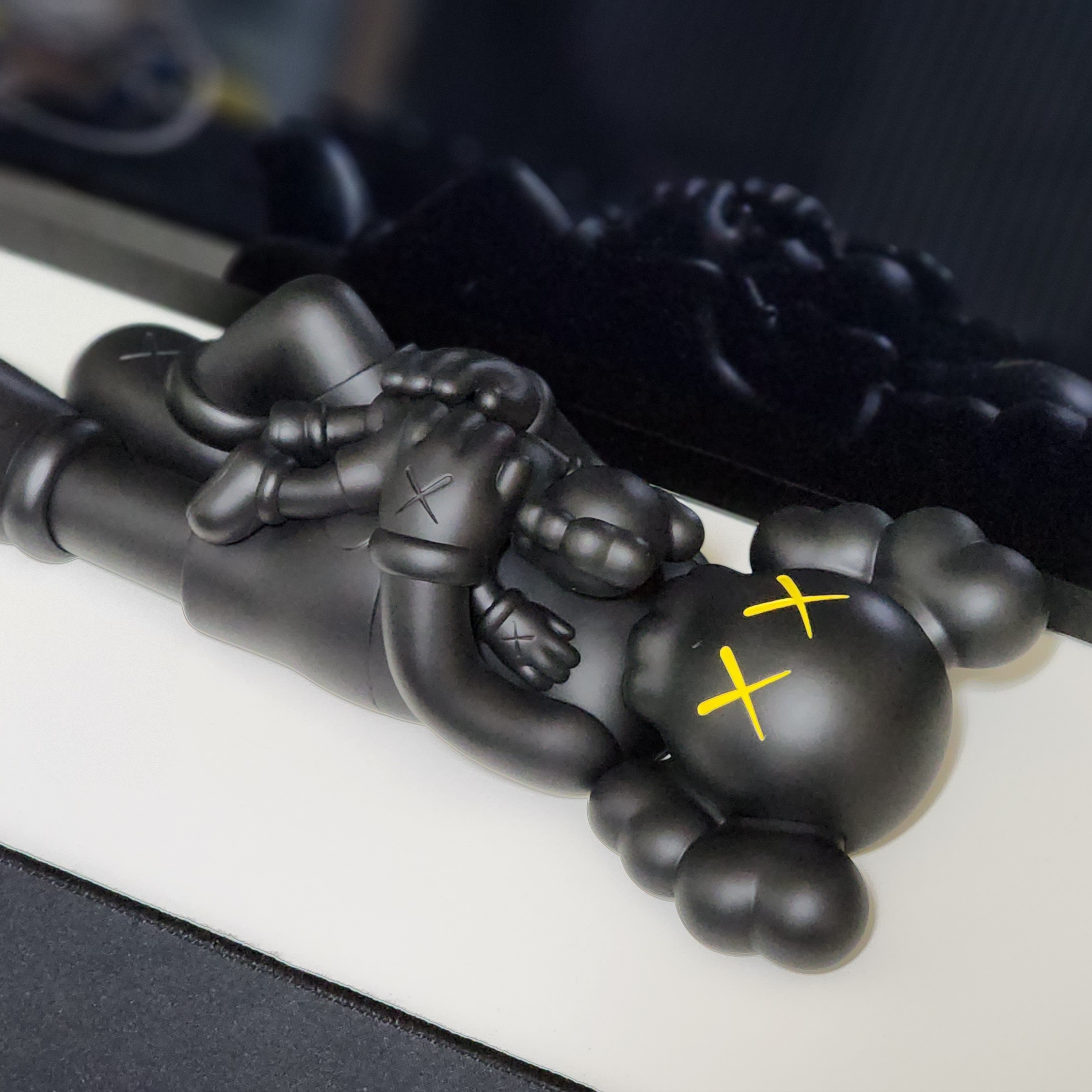 Kaws Holiday Singapore Vinyl Figure Black 착용 스타일