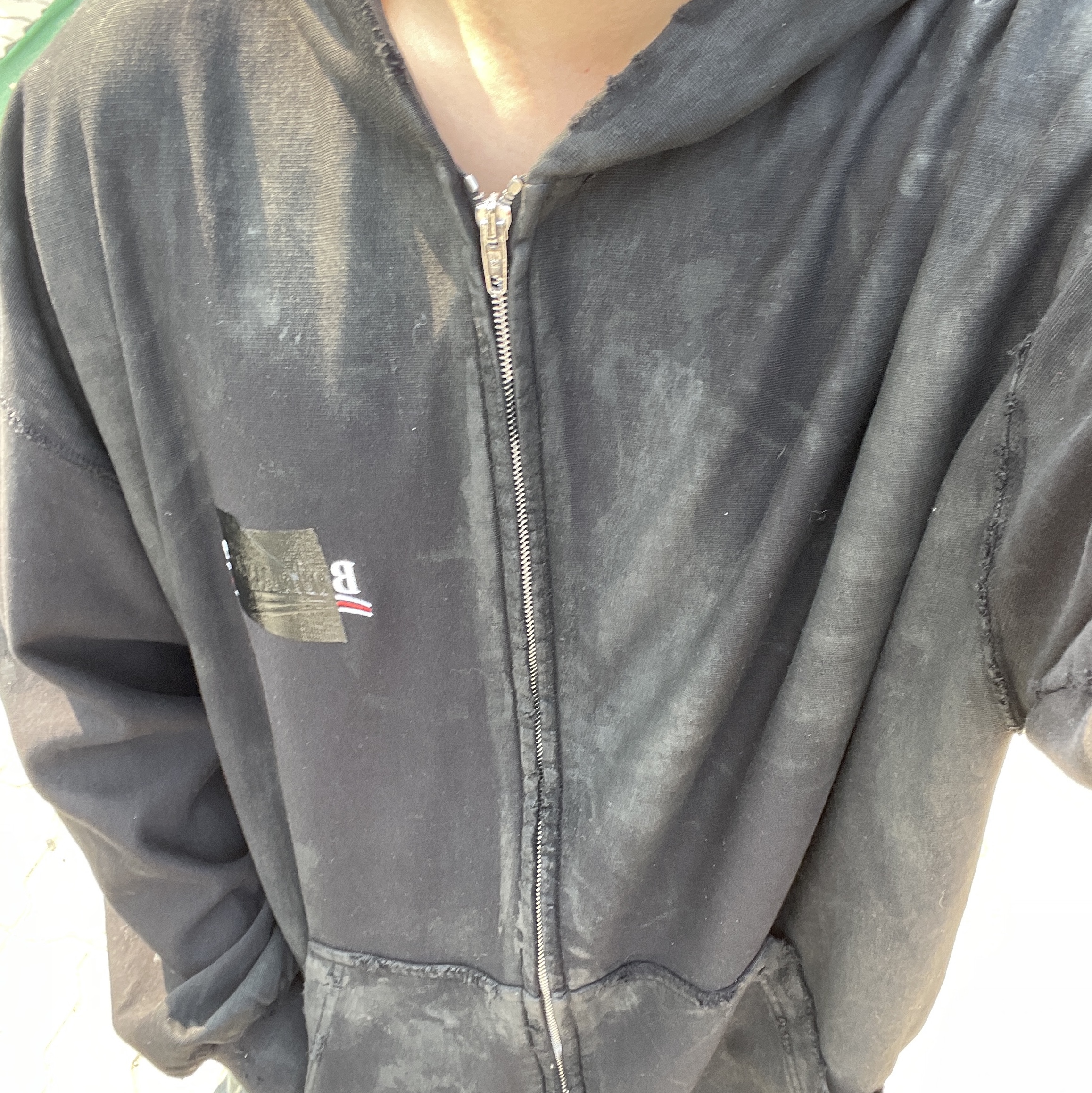 Balenciaga Gaffer Zip-Up Hoodie Small Fit Black 착용 스타일 - 1