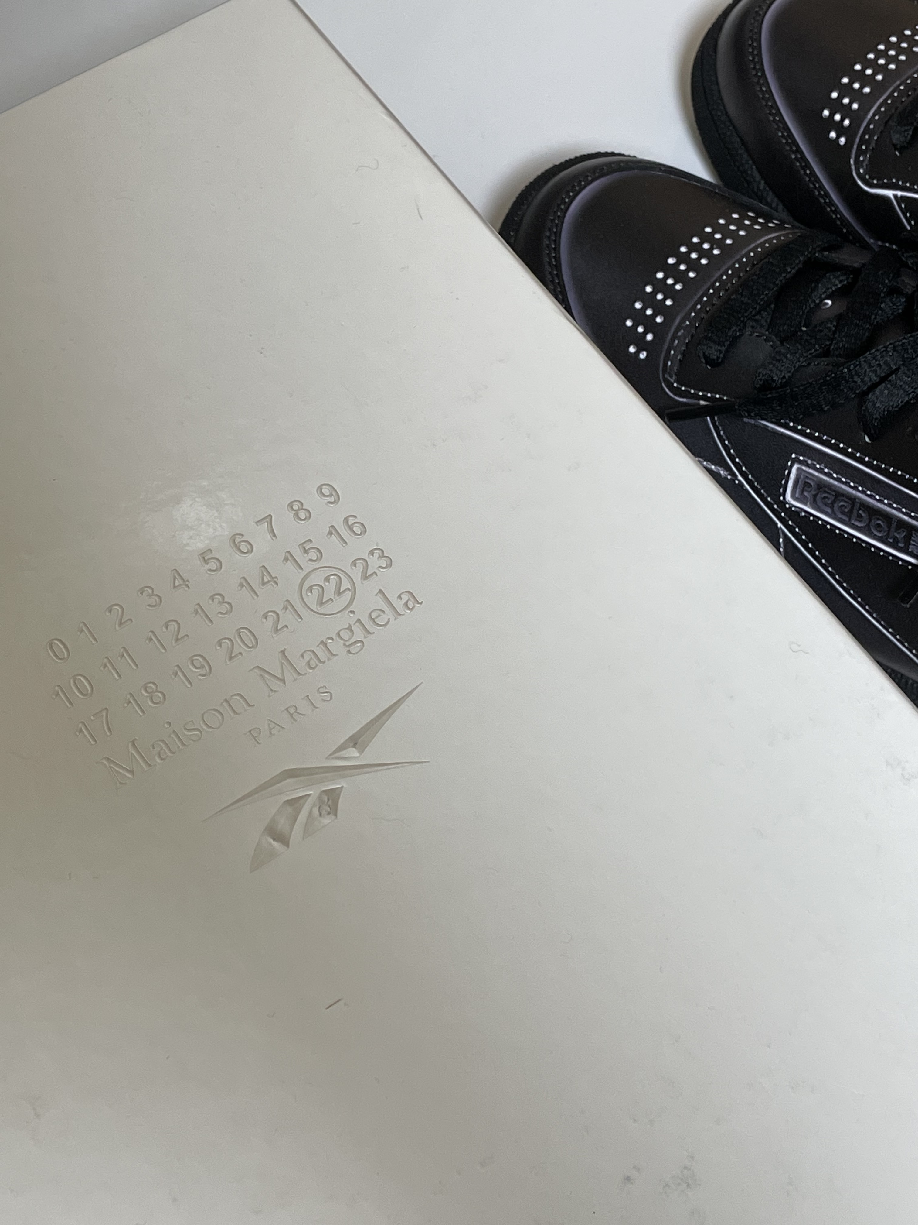 Reebok x Maison Margiela Club C TL Black 착용 스타일 - 1